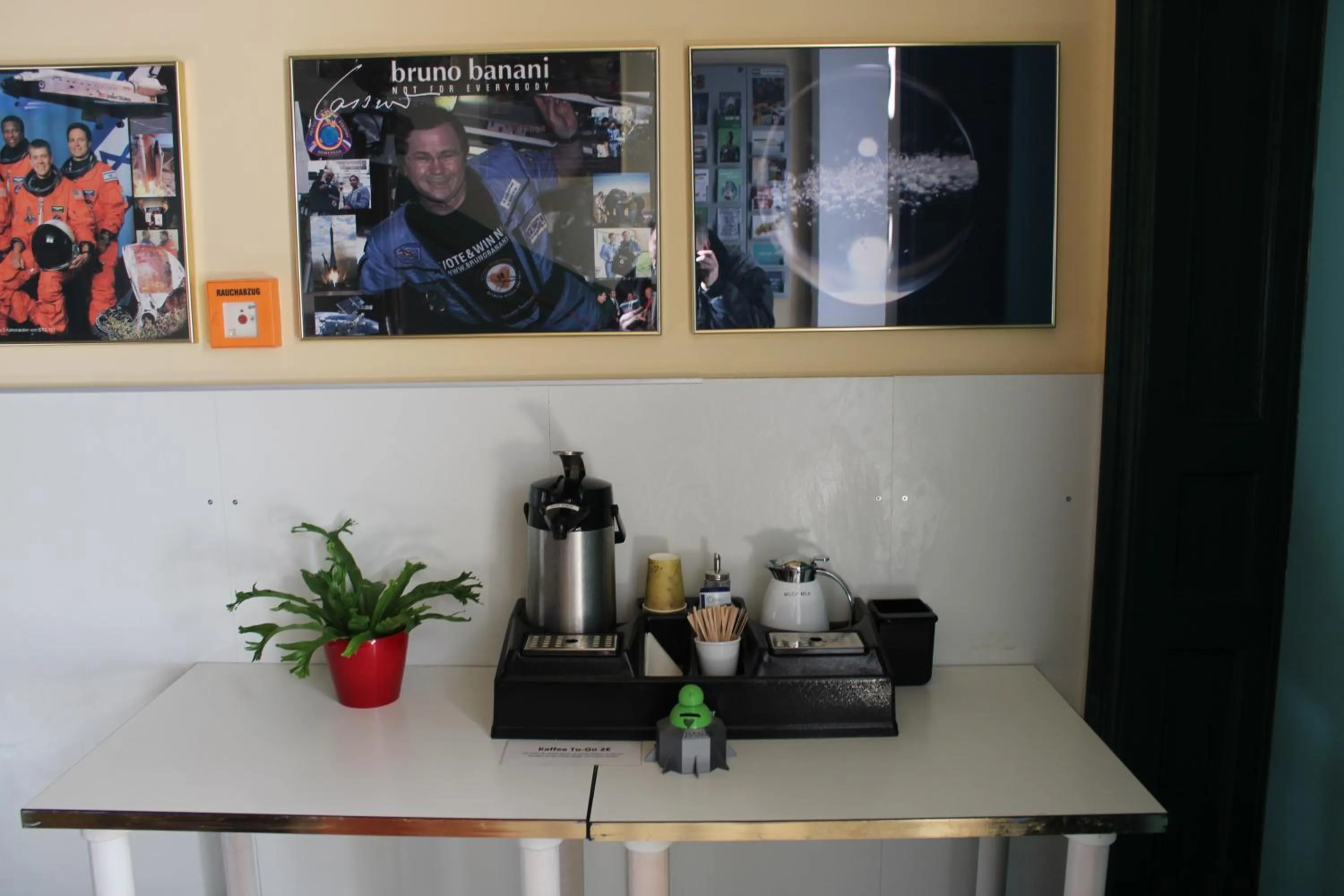 Coffee/tea facilities in Space Hotel im Campus der JvP Schule