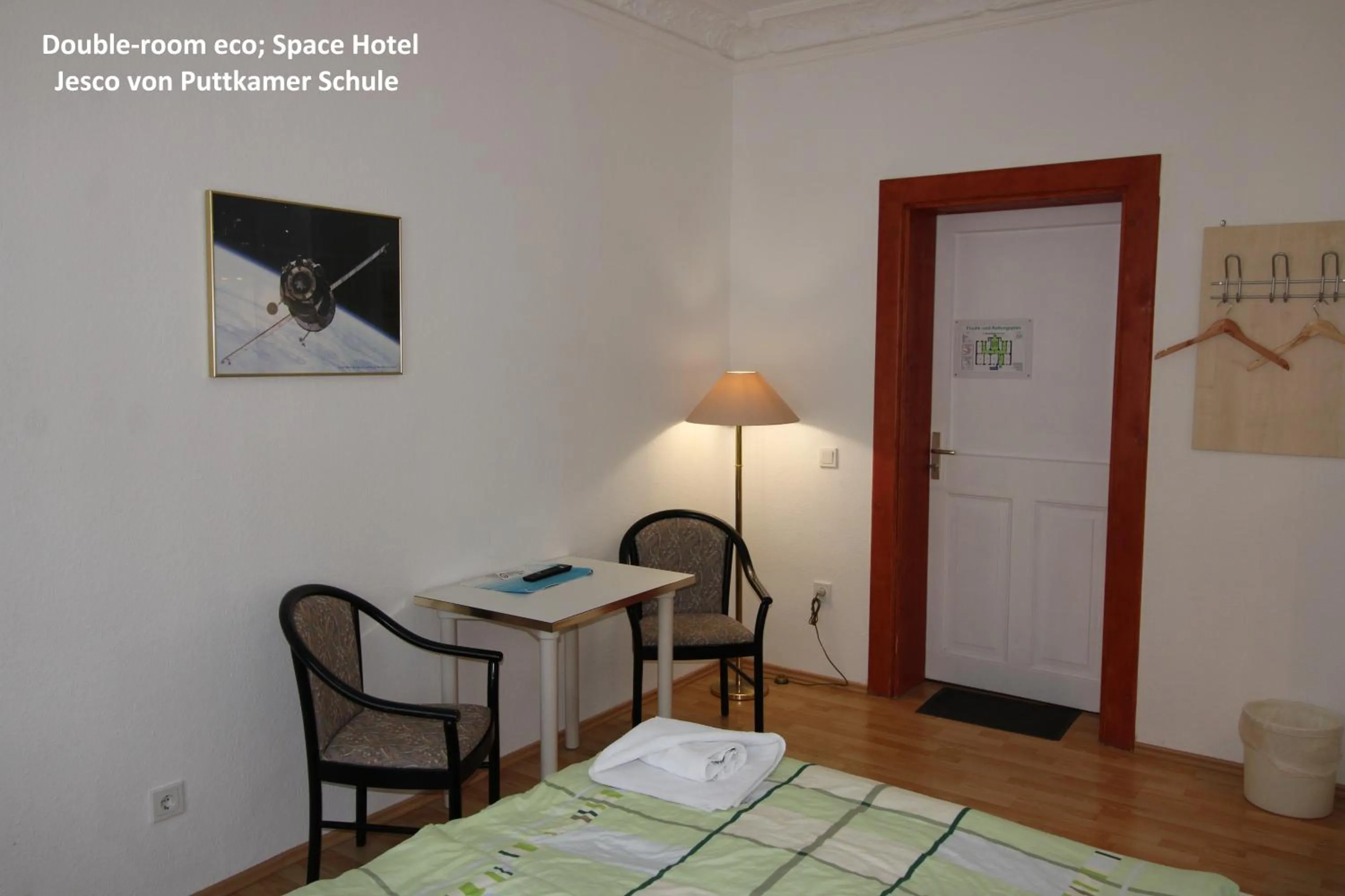 Photo of the whole room, Bed in Space Hotel im Campus der JvP Schule