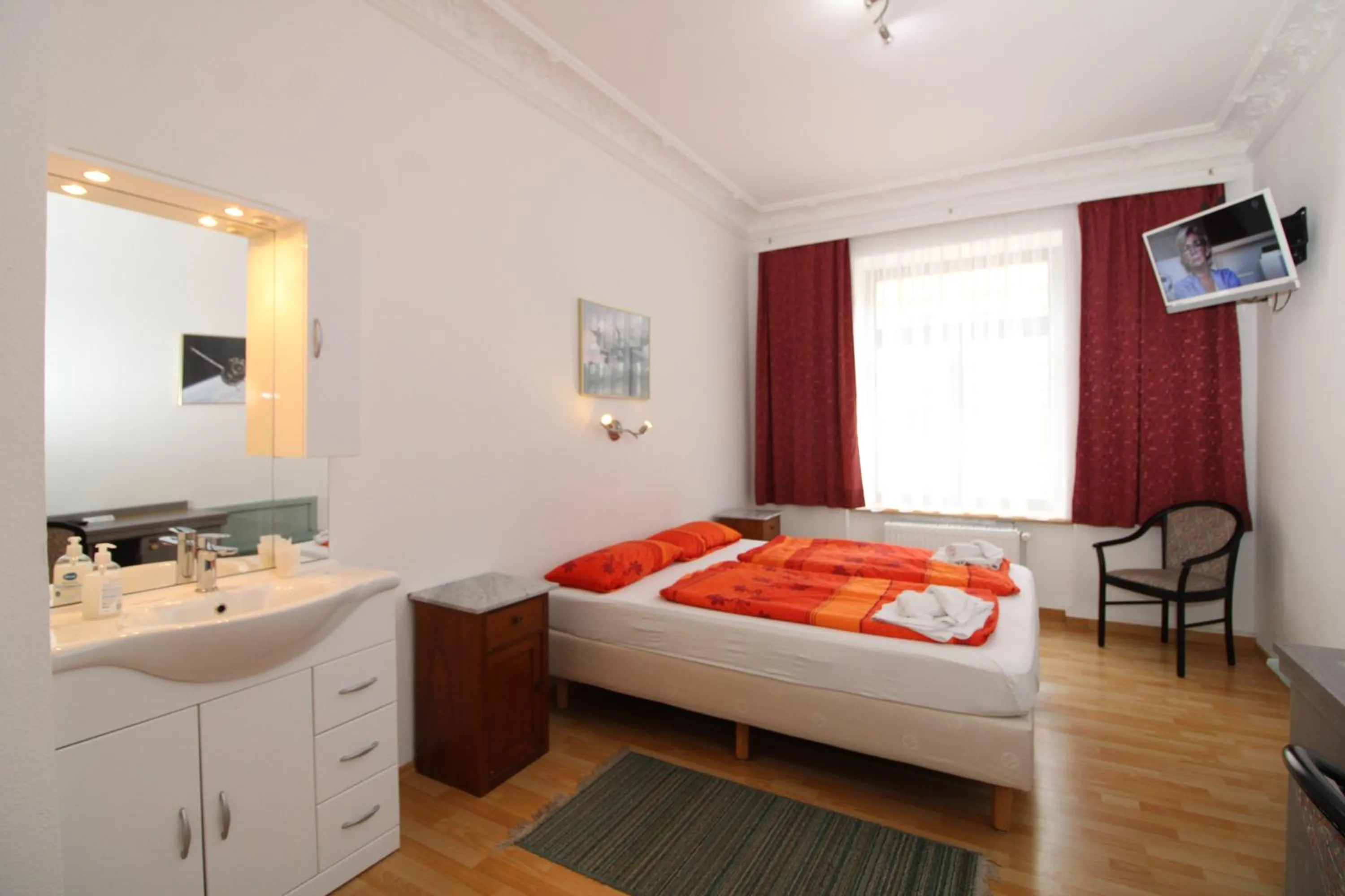 Photo of the whole room, Bed in Space Hotel im Campus der JvP Schule