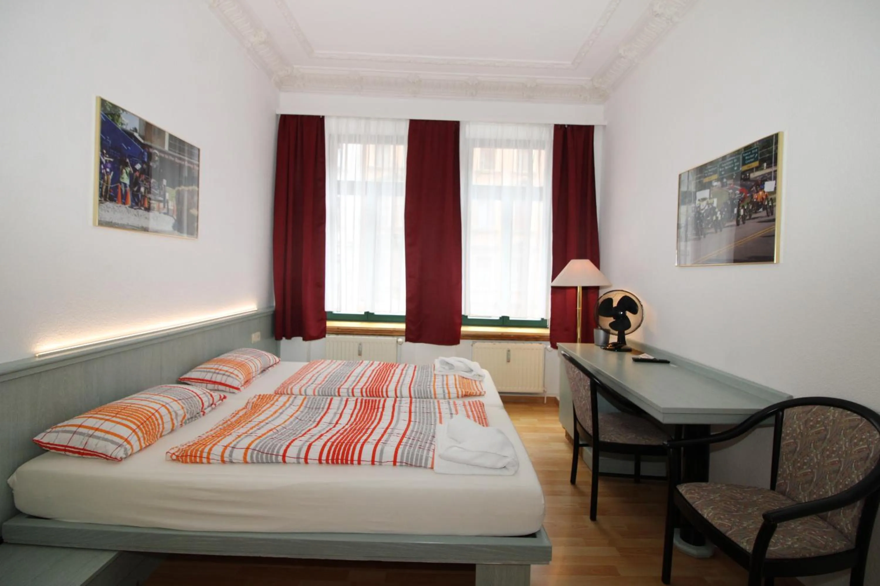 Photo of the whole room, Bed in Space Hotel im Campus der JvP Schule
