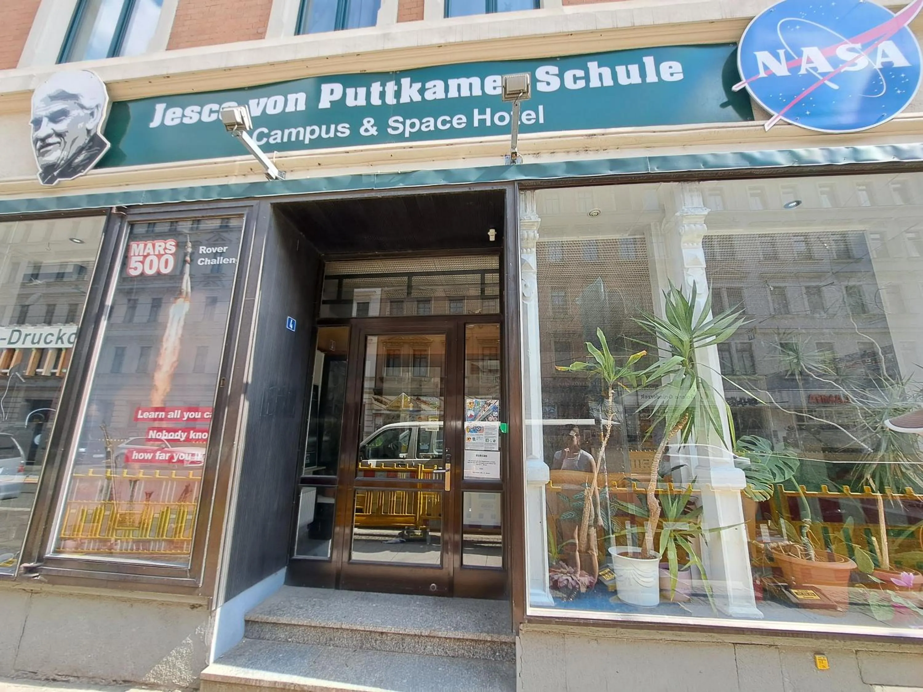 Facade/entrance in Space Hotel im Campus der JvP Schule