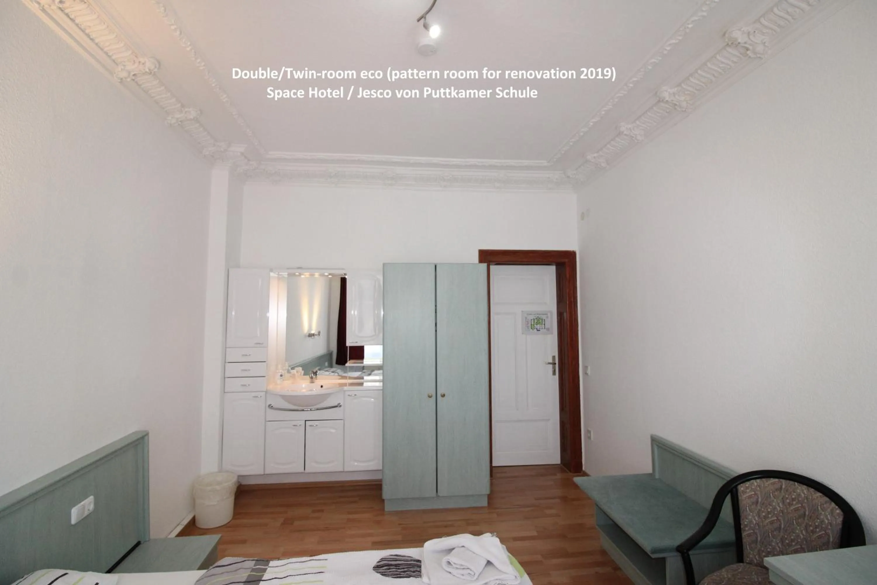 Photo of the whole room, Bed in Space Hotel im Campus der JvP Schule