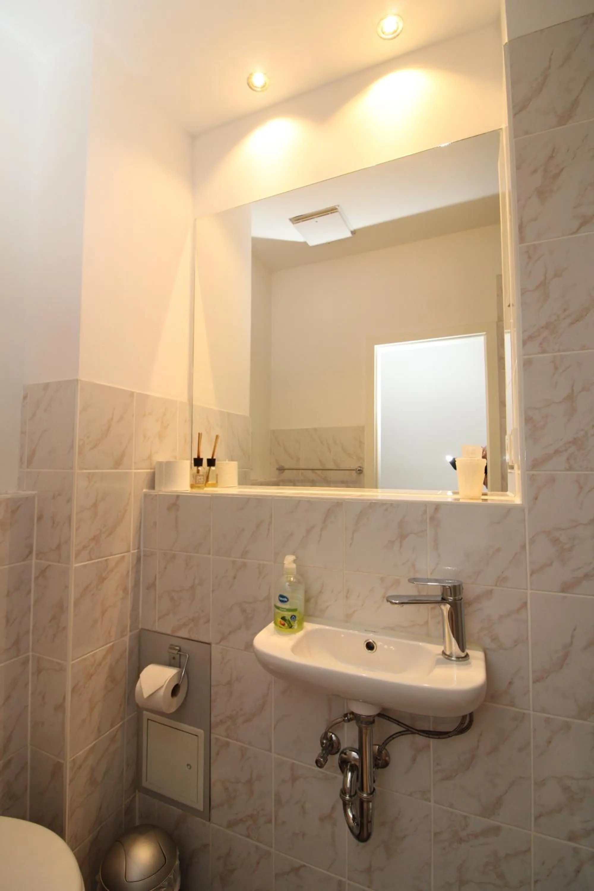 Bathroom in Space Hotel im Campus der JvP Schule