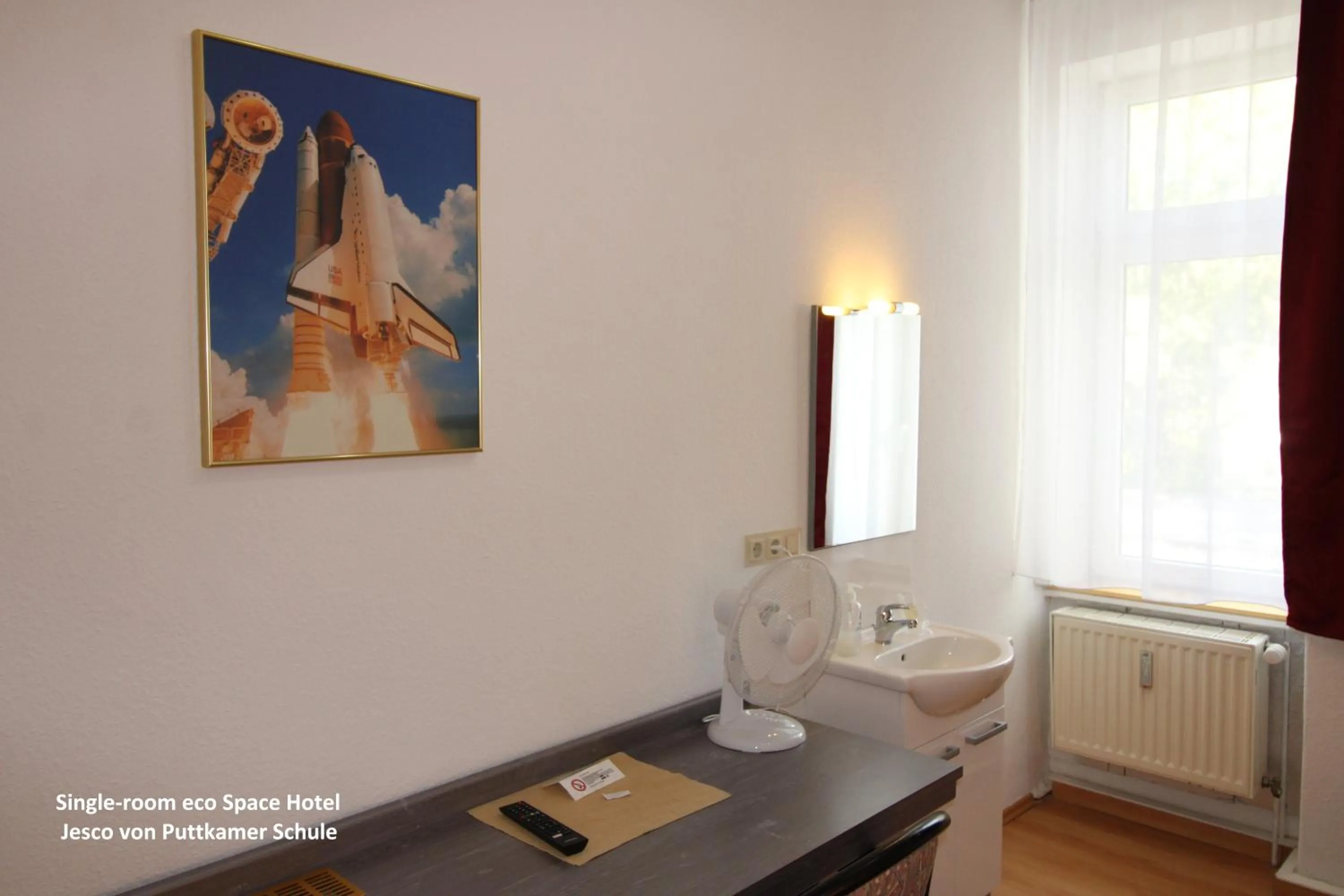 Photo of the whole room in Space Hotel im Campus der JvP Schule