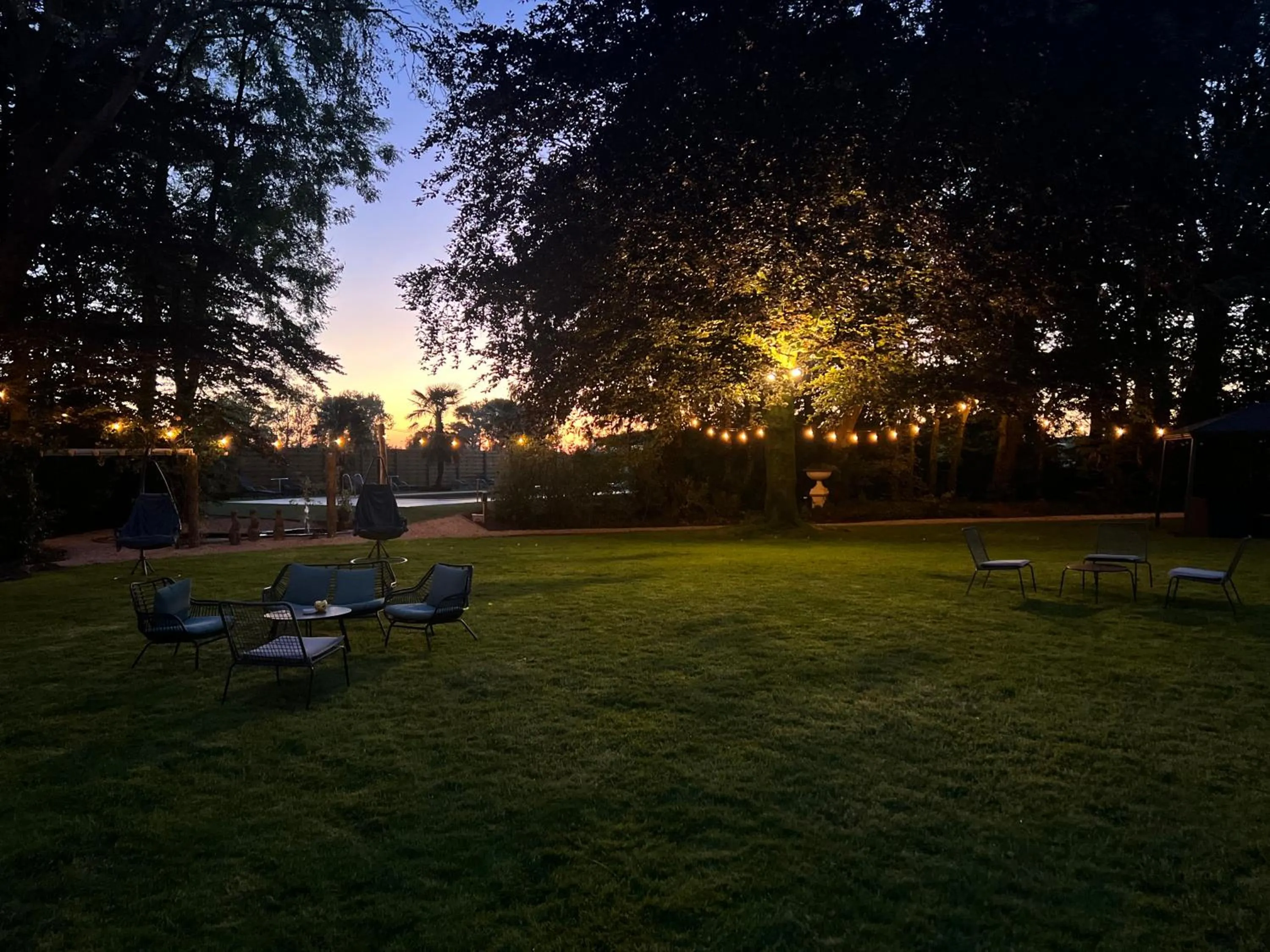 Night in Hotel Fleur de Lys