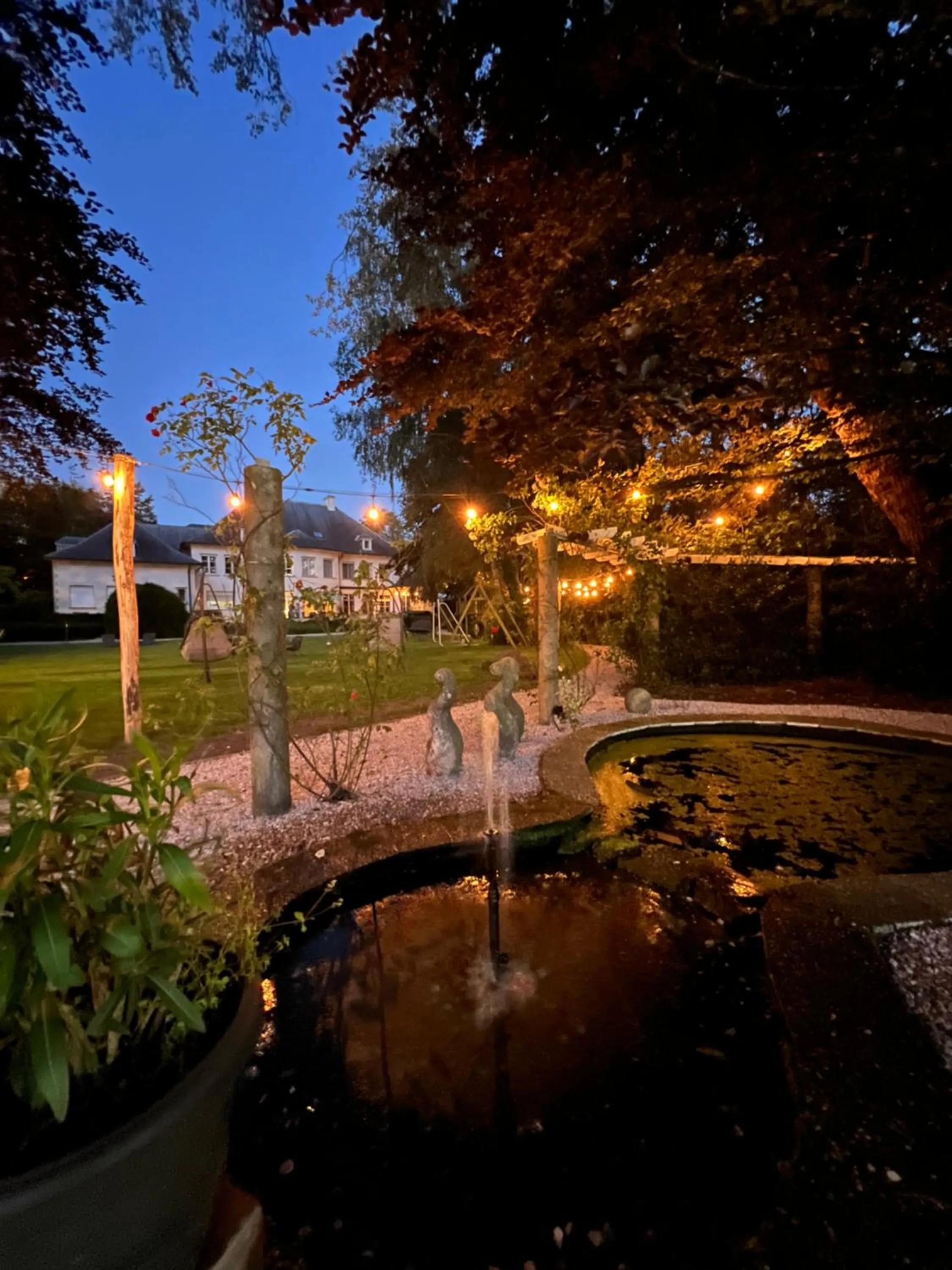 Night in Hotel Fleur de Lys