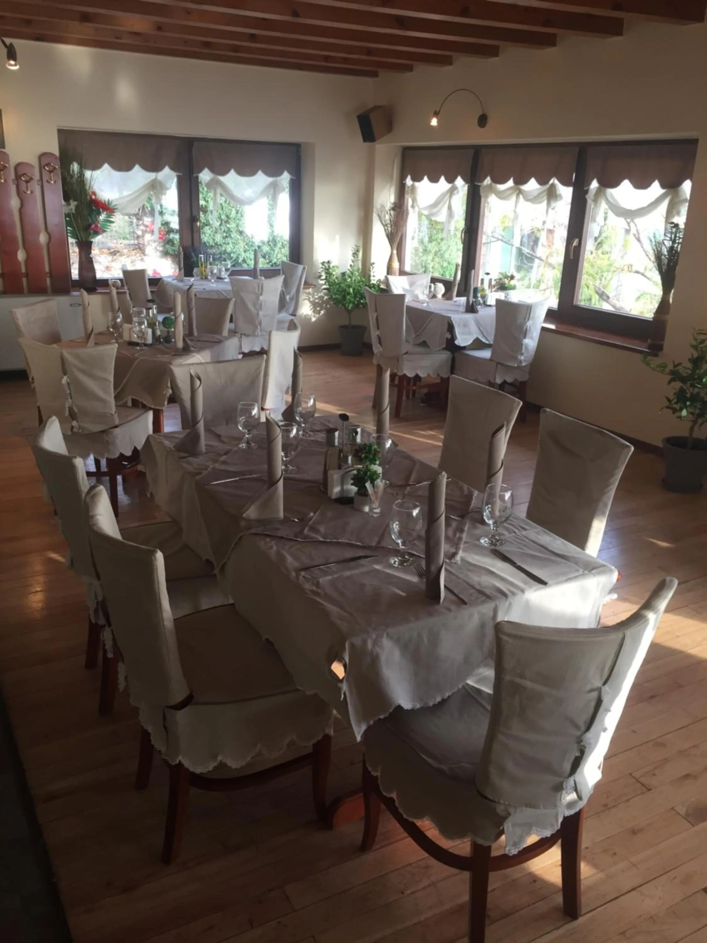 Restaurant/places to eat in White House Family Hotel Spa zone