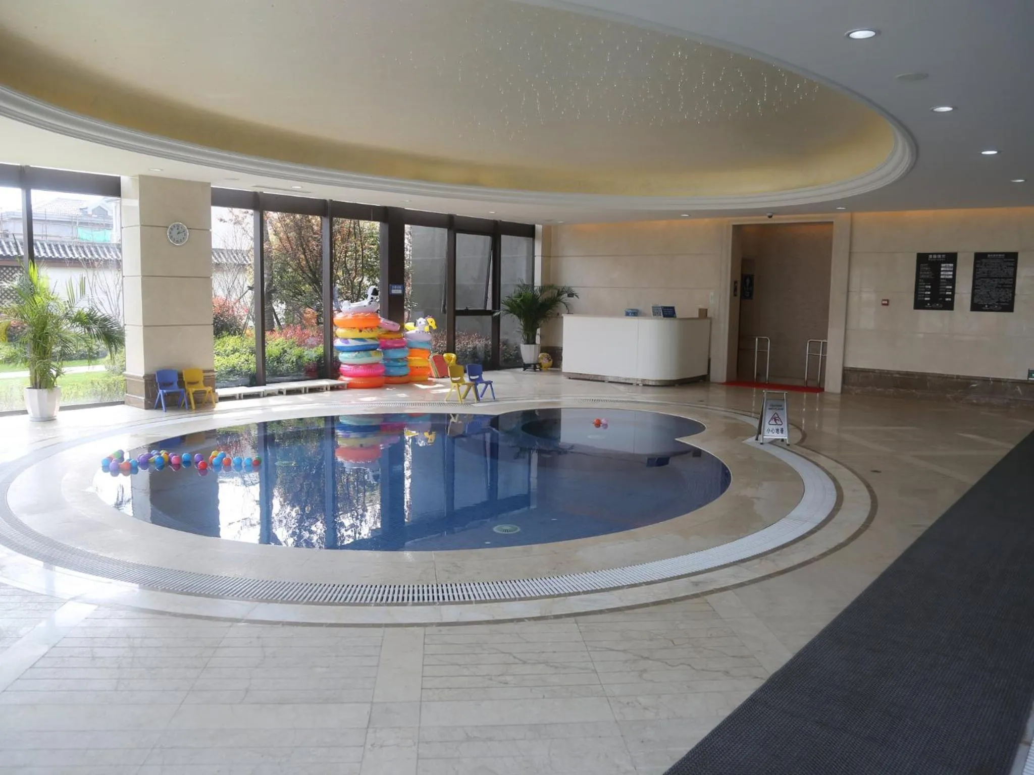 Swimming pool in Tongli Lake Resort Phase II