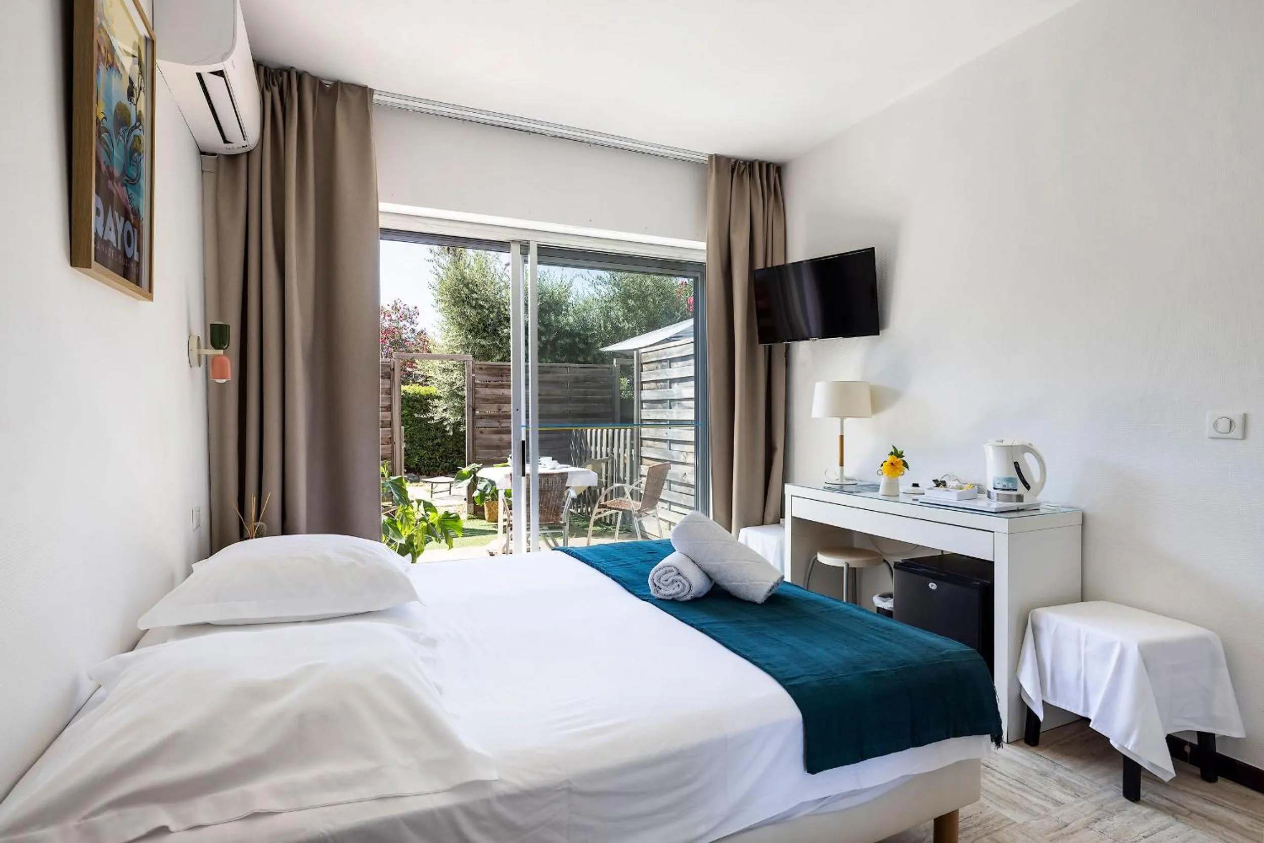 Bed in Hotel Le Golfe Bleu