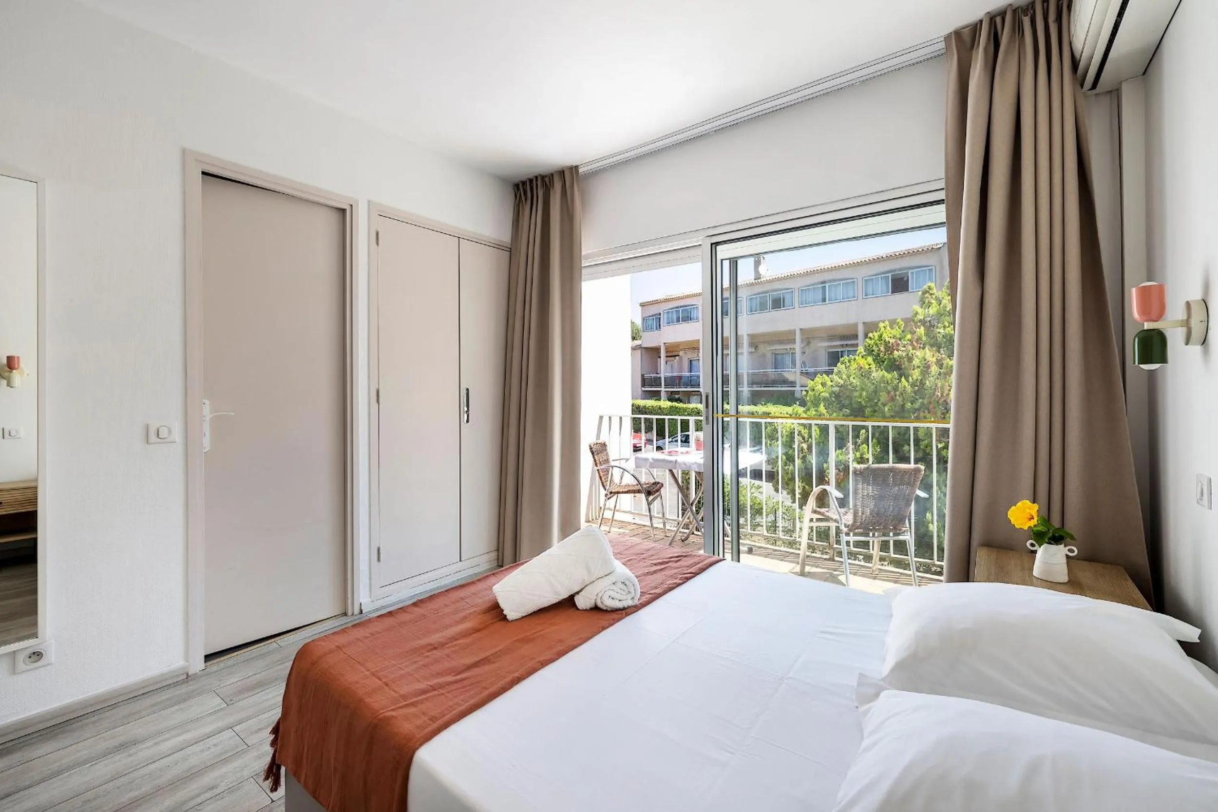 Property building, Bed in Hotel Le Golfe Bleu