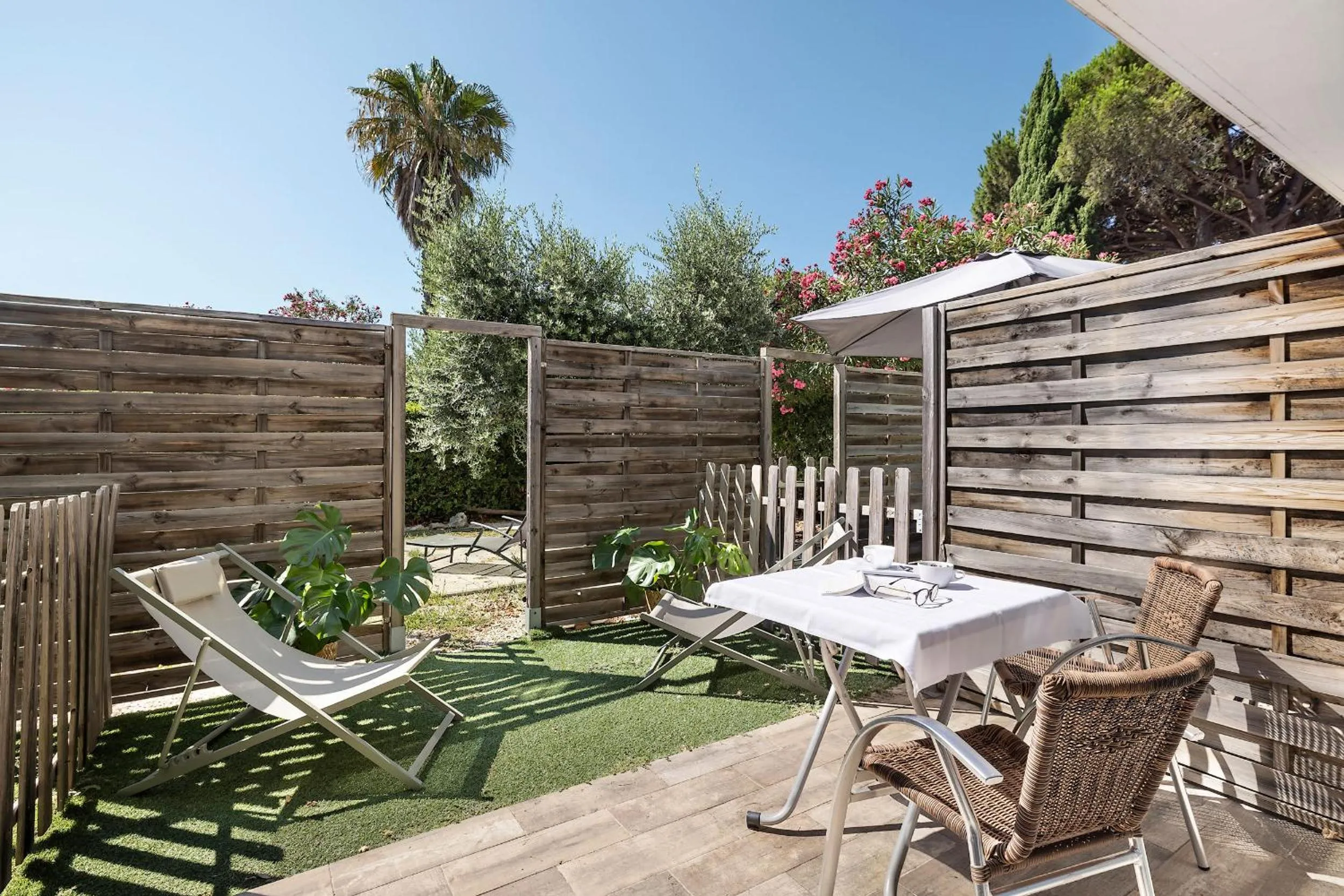 Patio in Hotel Le Golfe Bleu