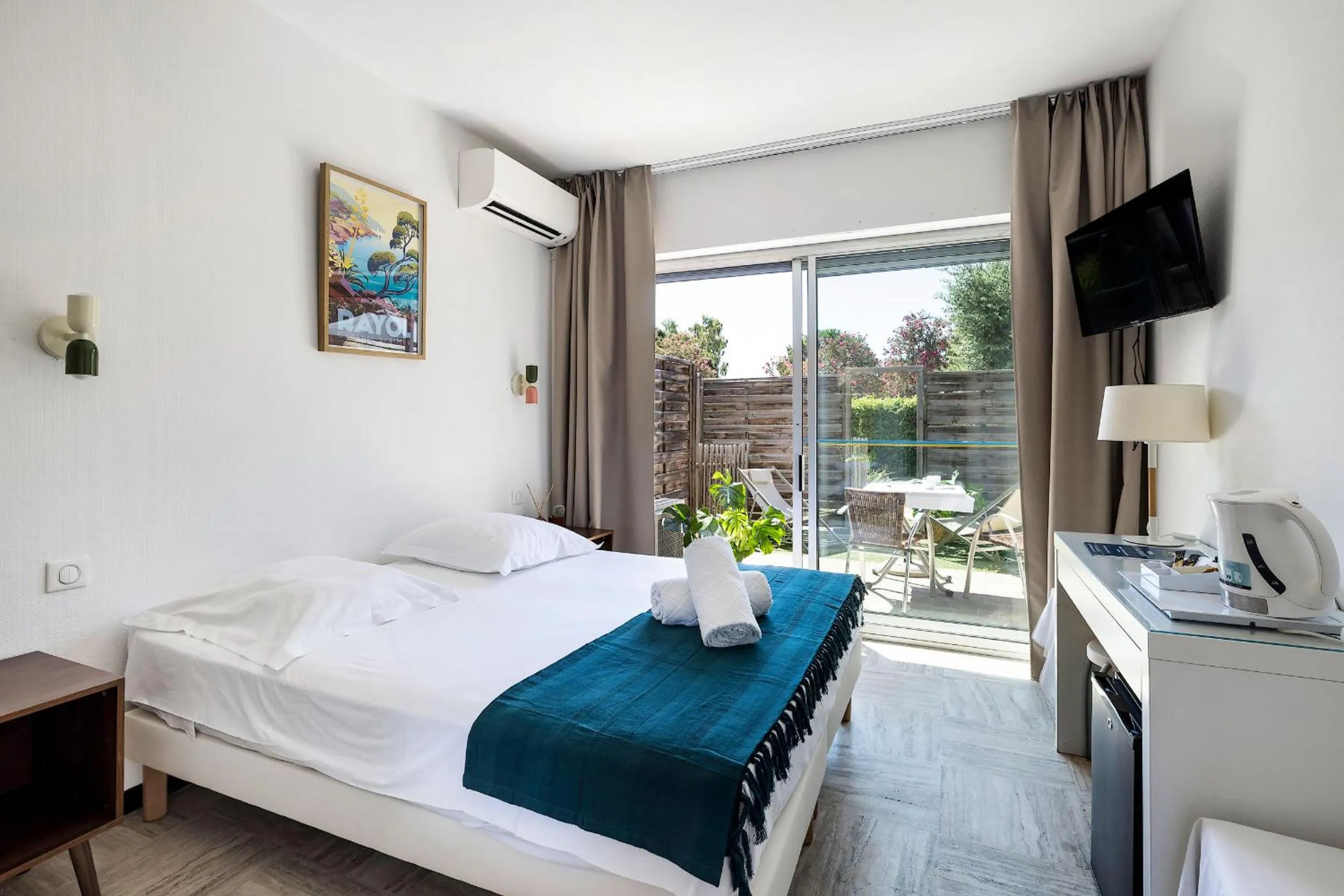 Bed in Hotel Le Golfe Bleu