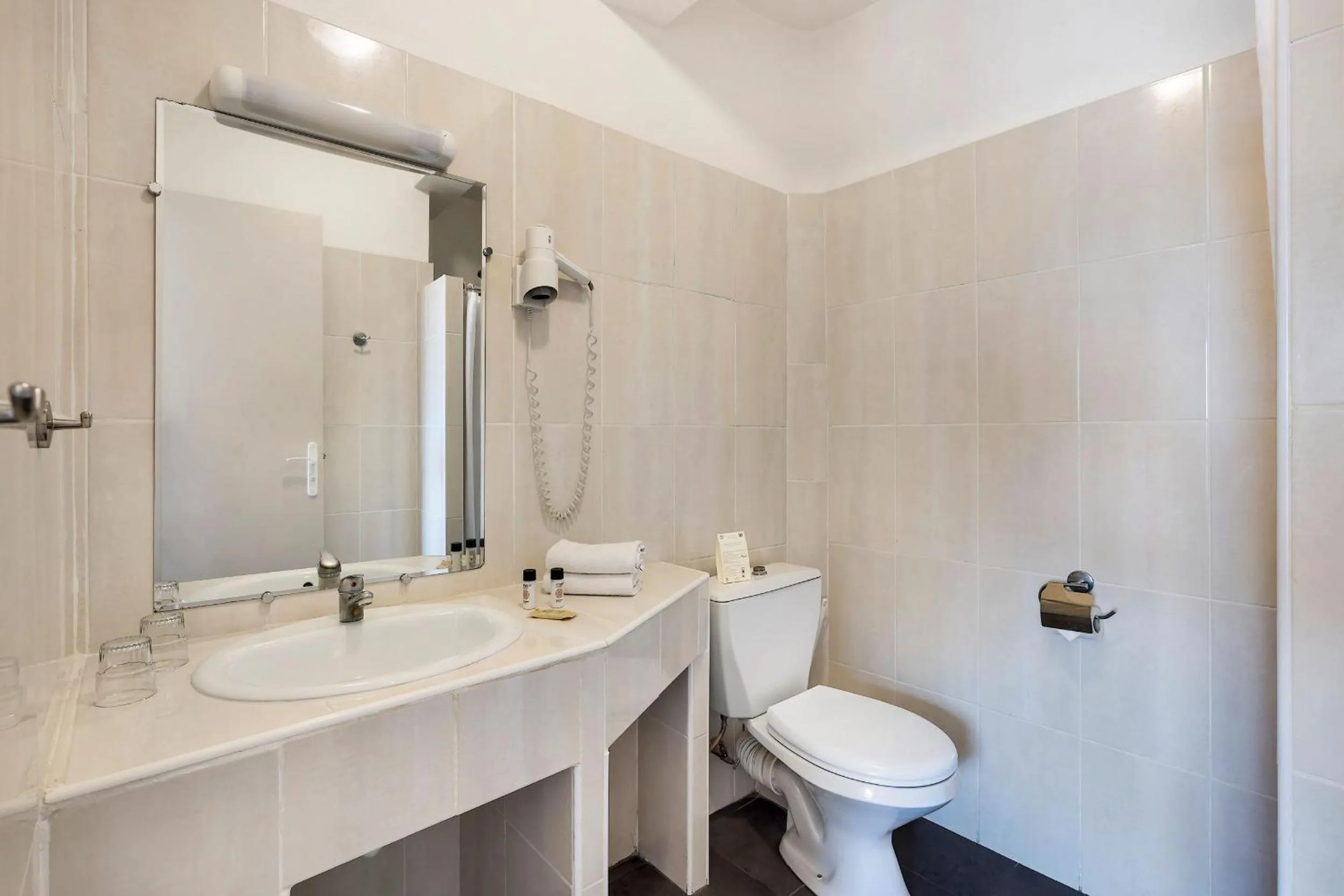 Toilet in Hotel Le Golfe Bleu