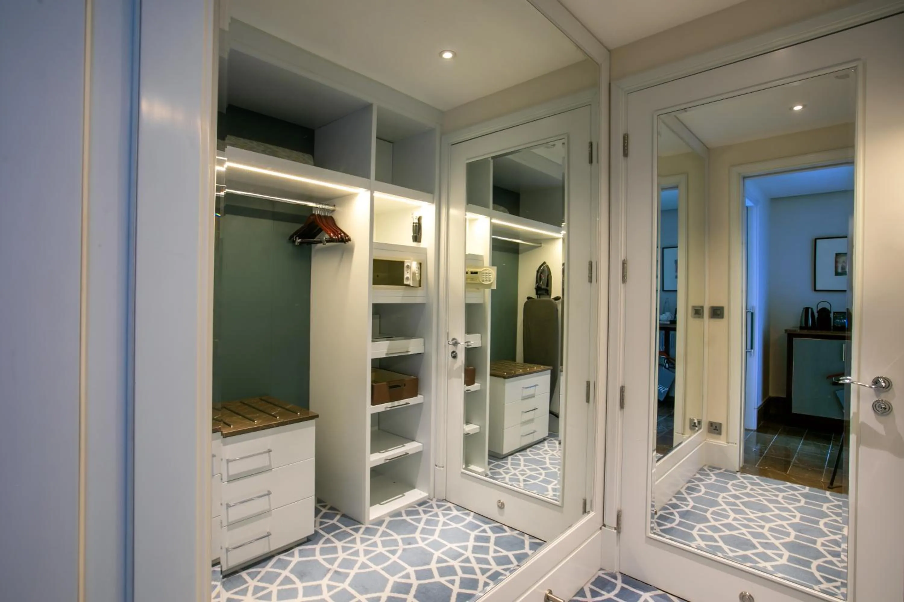 wardrobe, Bed in Fairmont Amman