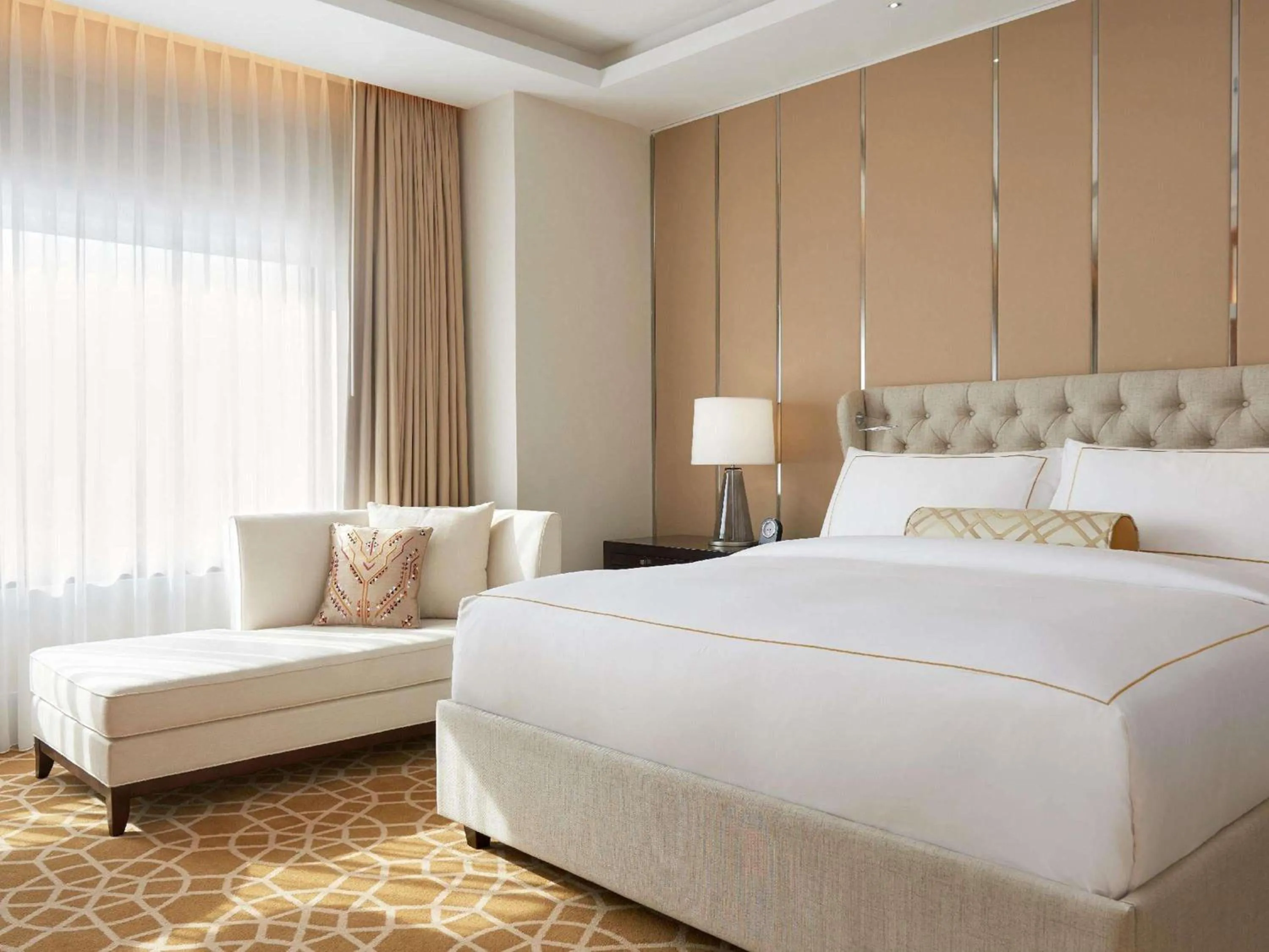 Bedroom, Bed in Fairmont Amman