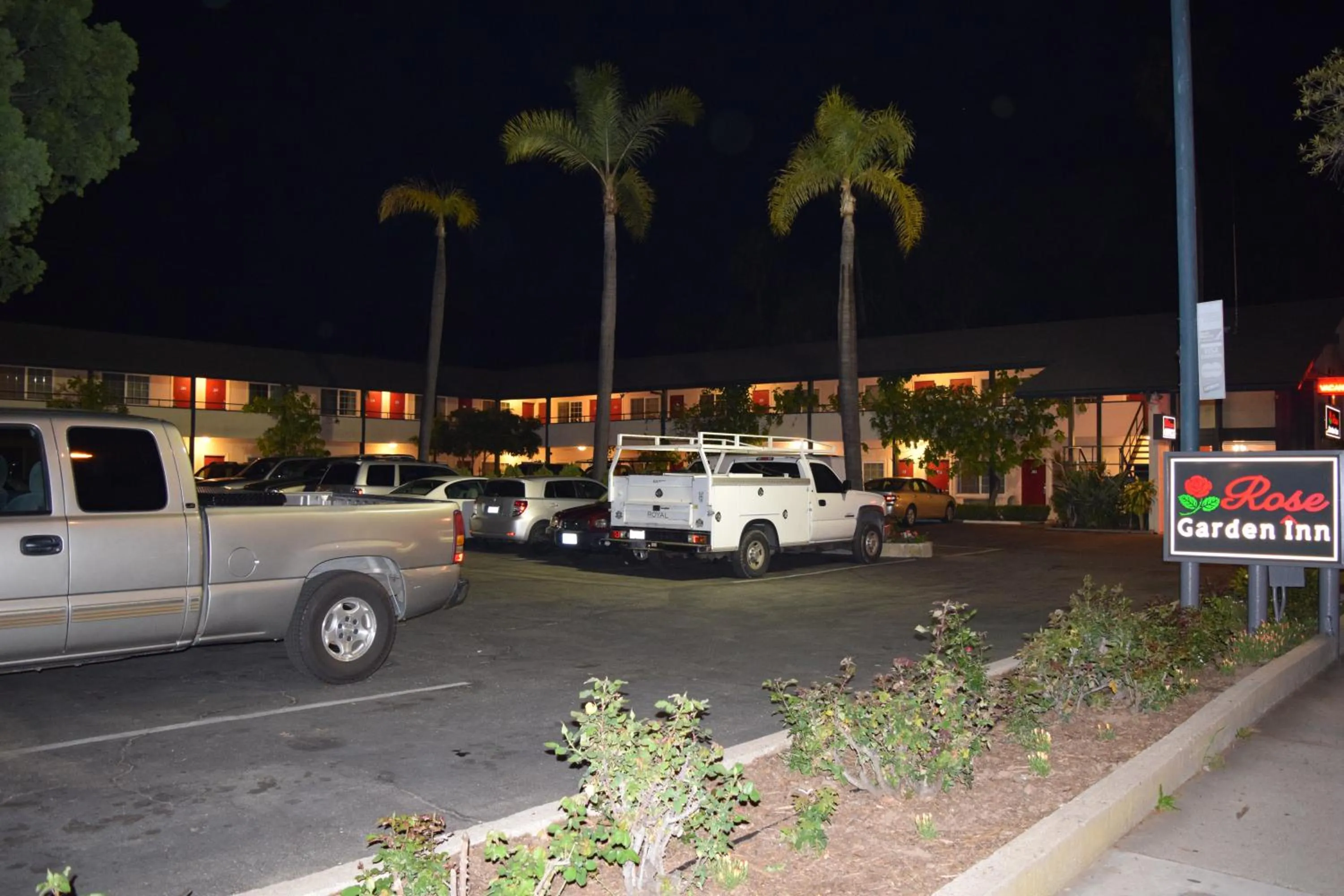 Facade/entrance in Rose Garden Inn