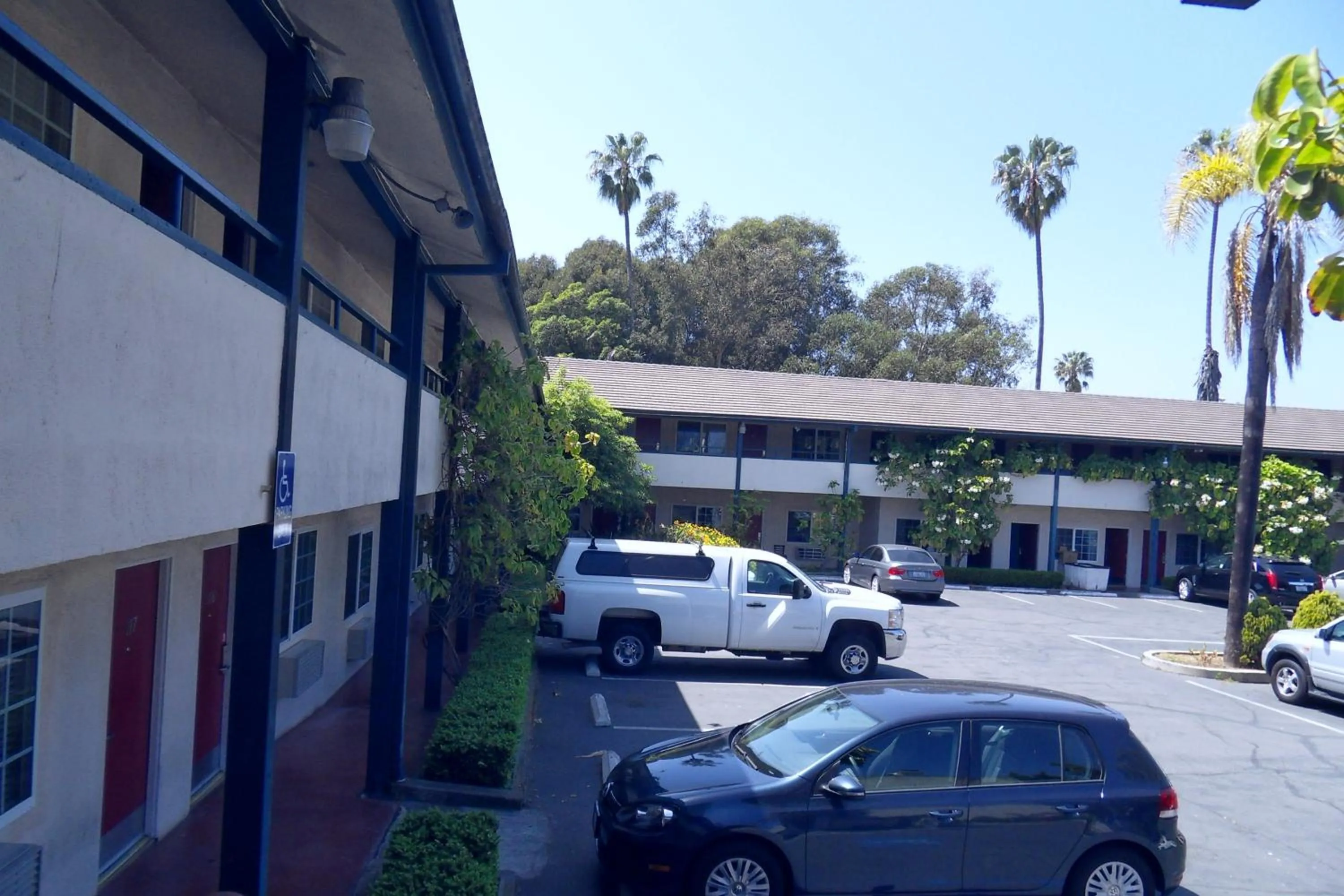 Facade/entrance in Rose Garden Inn