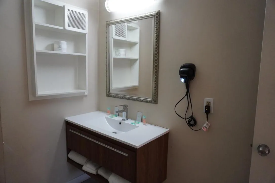 Bathroom in Rose Garden Inn