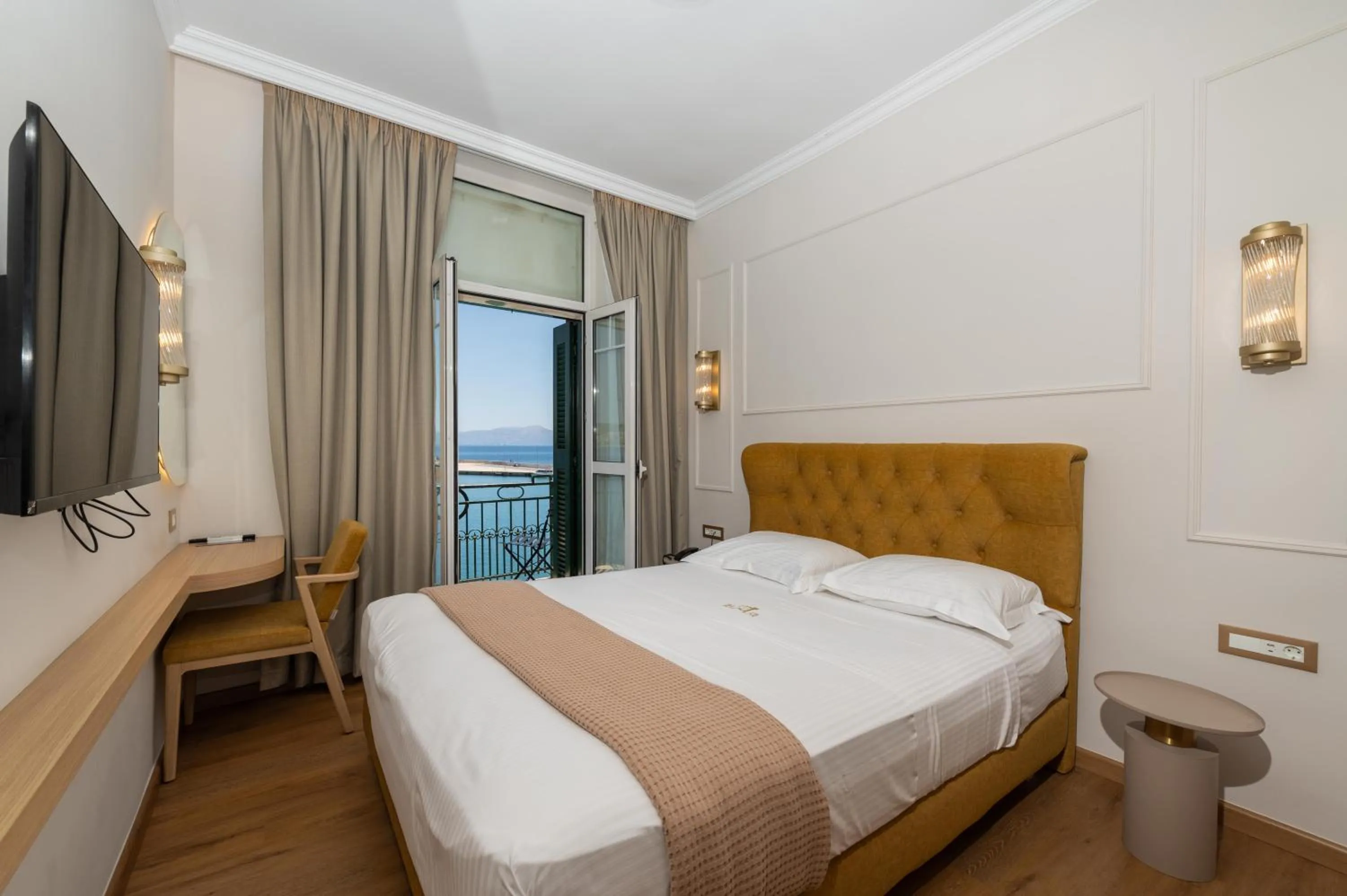 Bed in Aktaion City Hotel