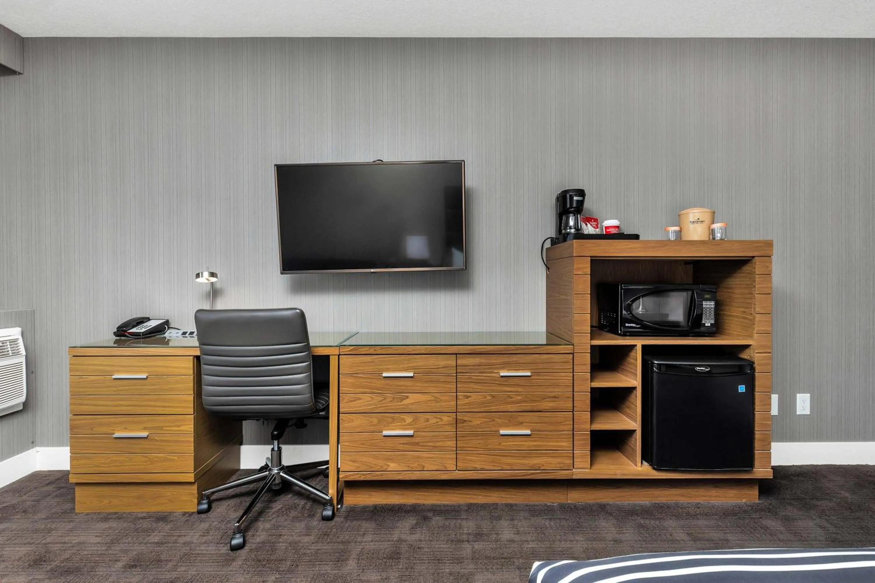 Bedroom in Sandman Hotel Grande Prairie