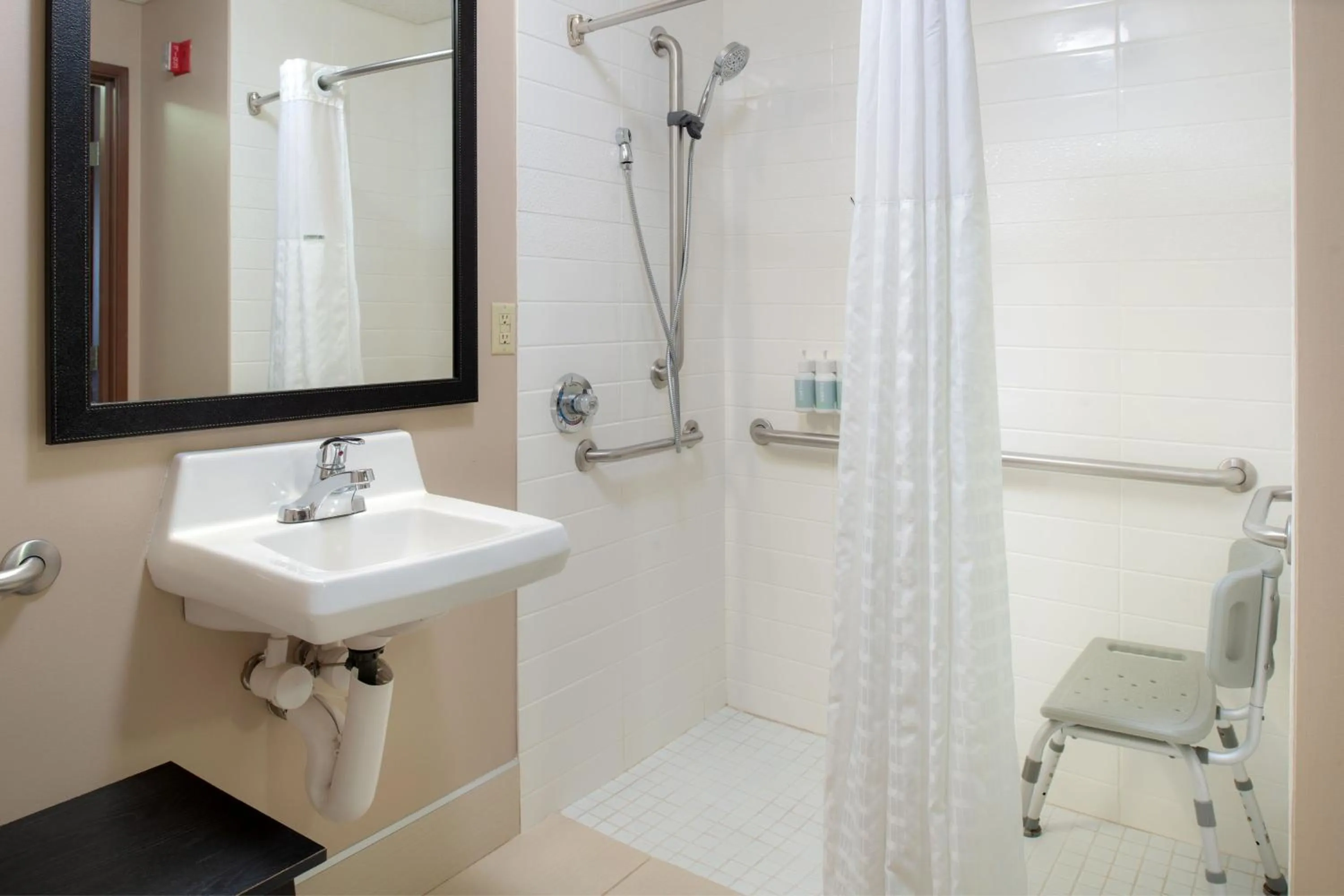 Photo of the whole room in Fairfield by Marriott