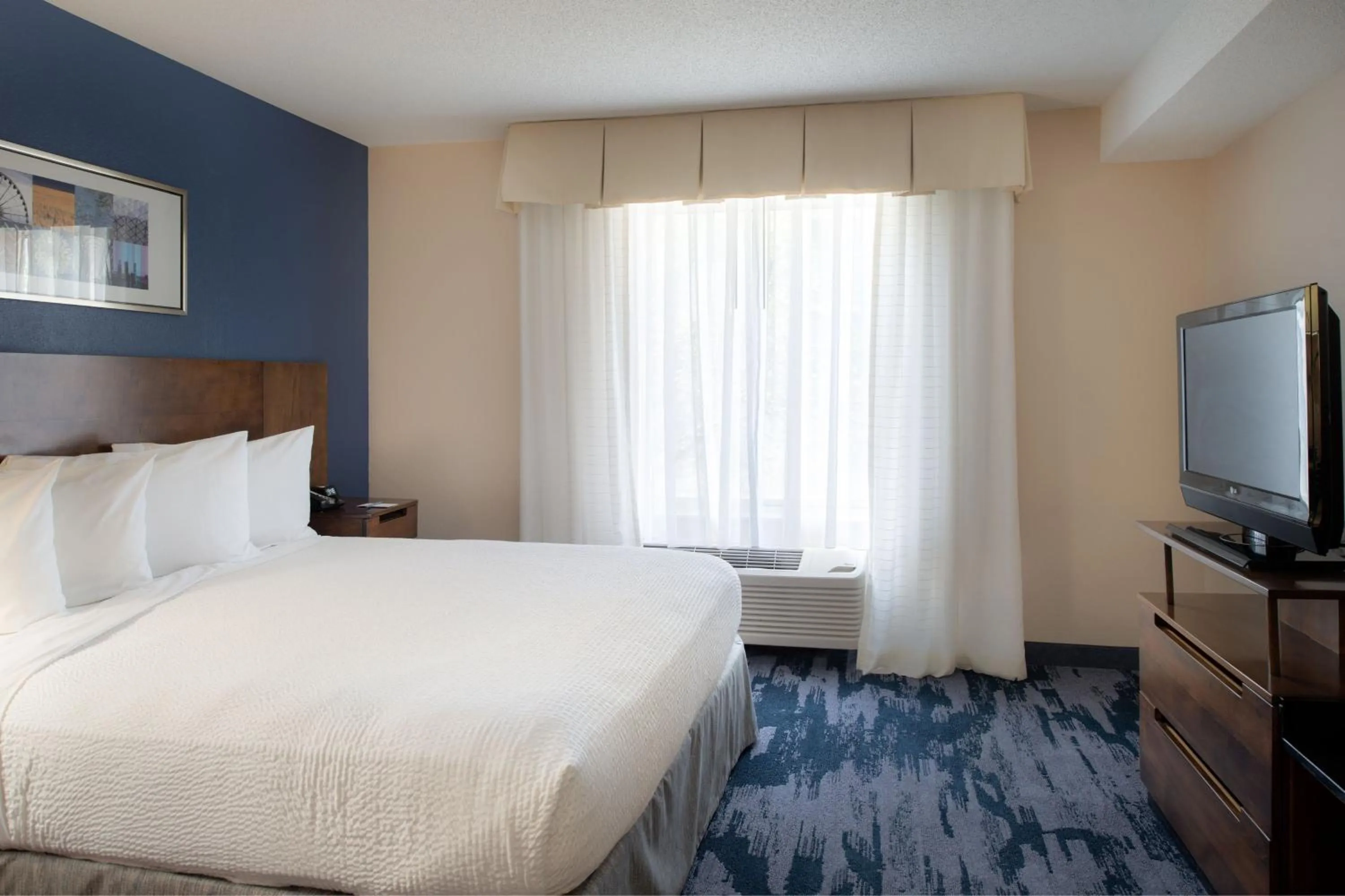 Photo of the whole room, Bed in Fairfield by Marriott