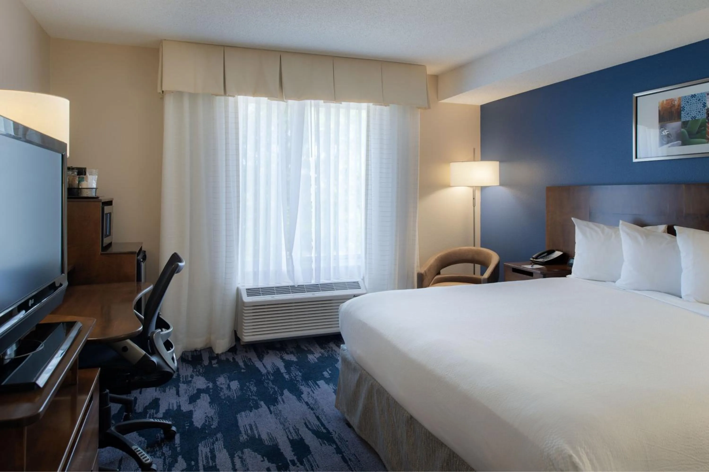 Photo of the whole room, Bed in Fairfield by Marriott