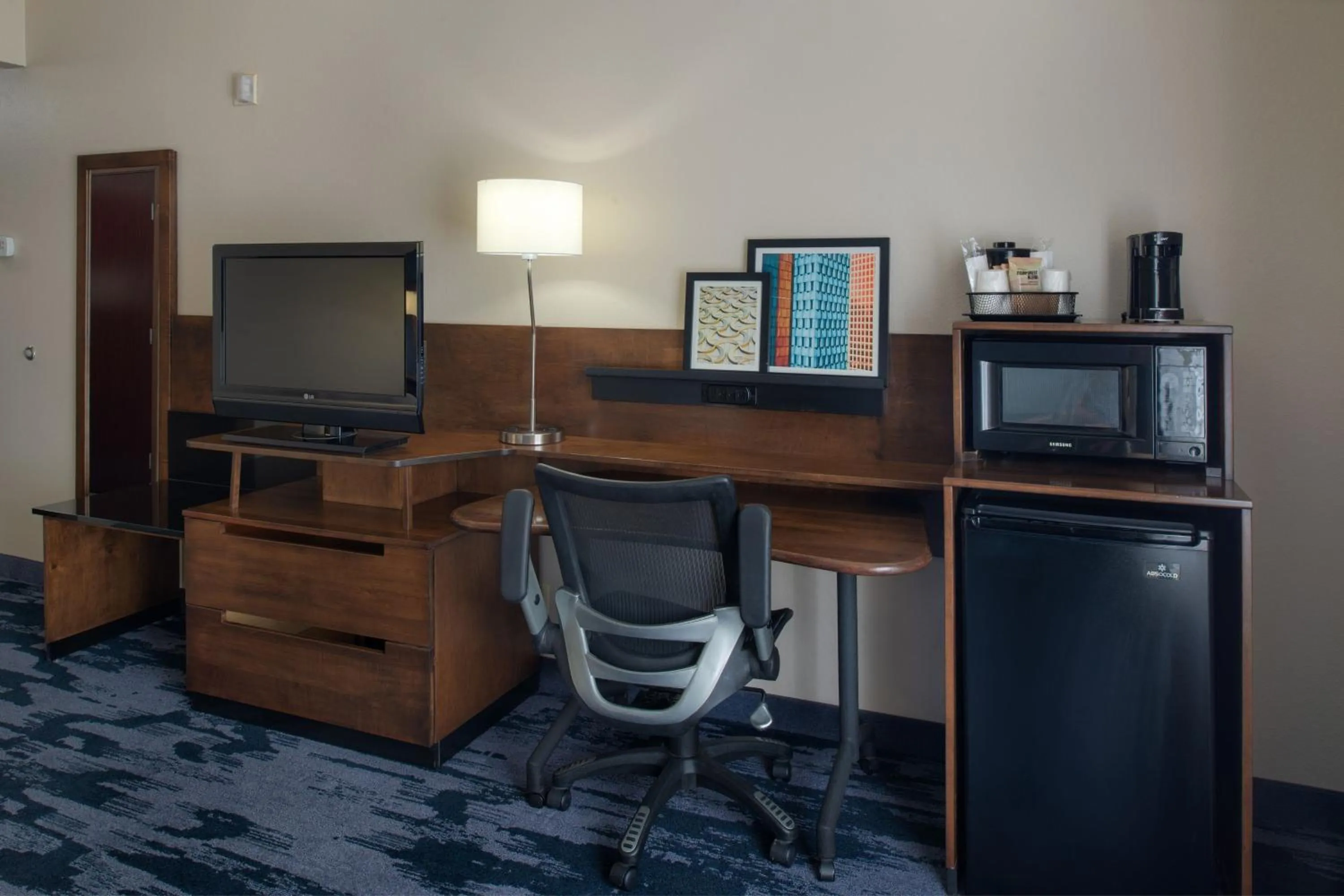 Photo of the whole room in Fairfield by Marriott