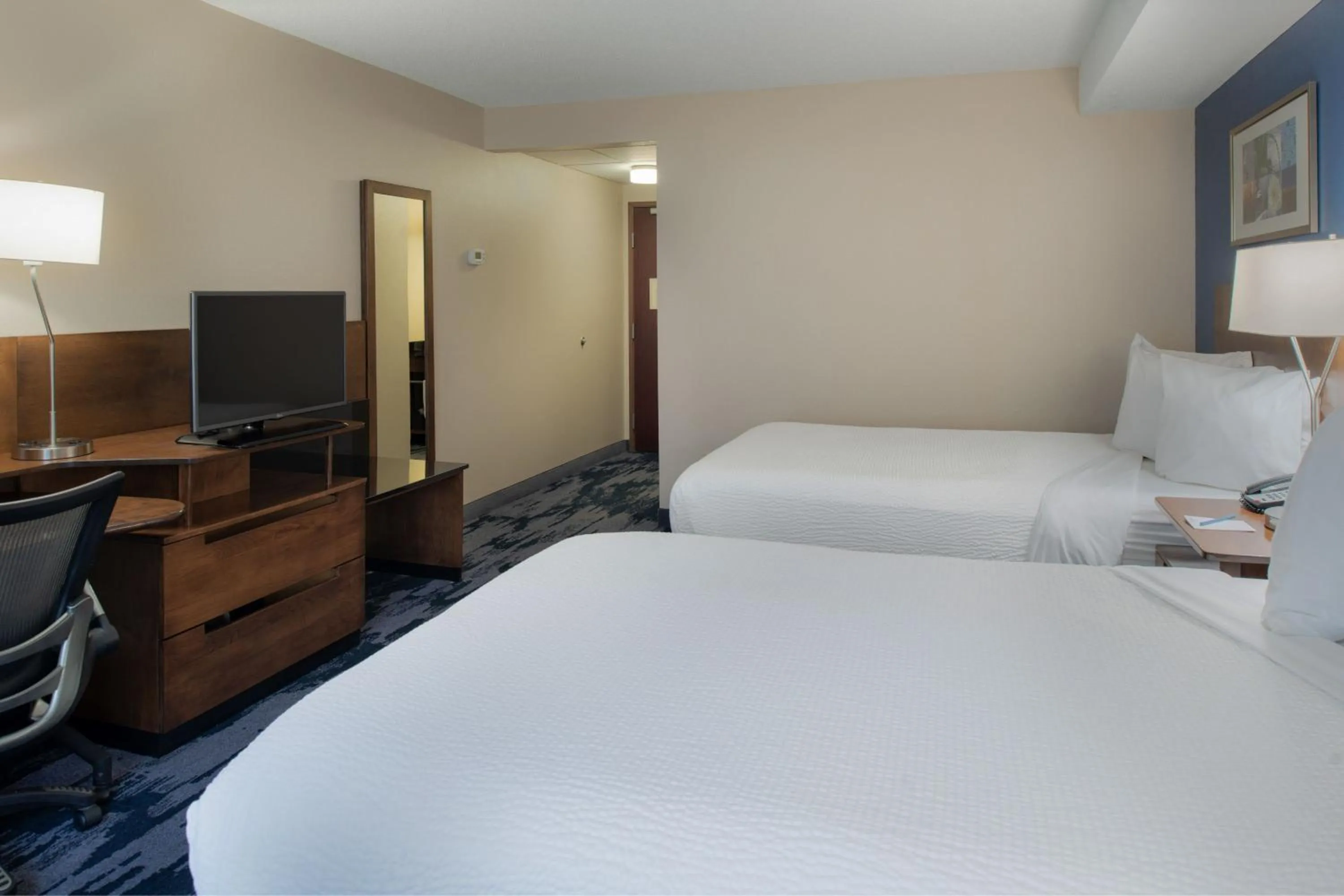 Photo of the whole room, Bed in Fairfield by Marriott