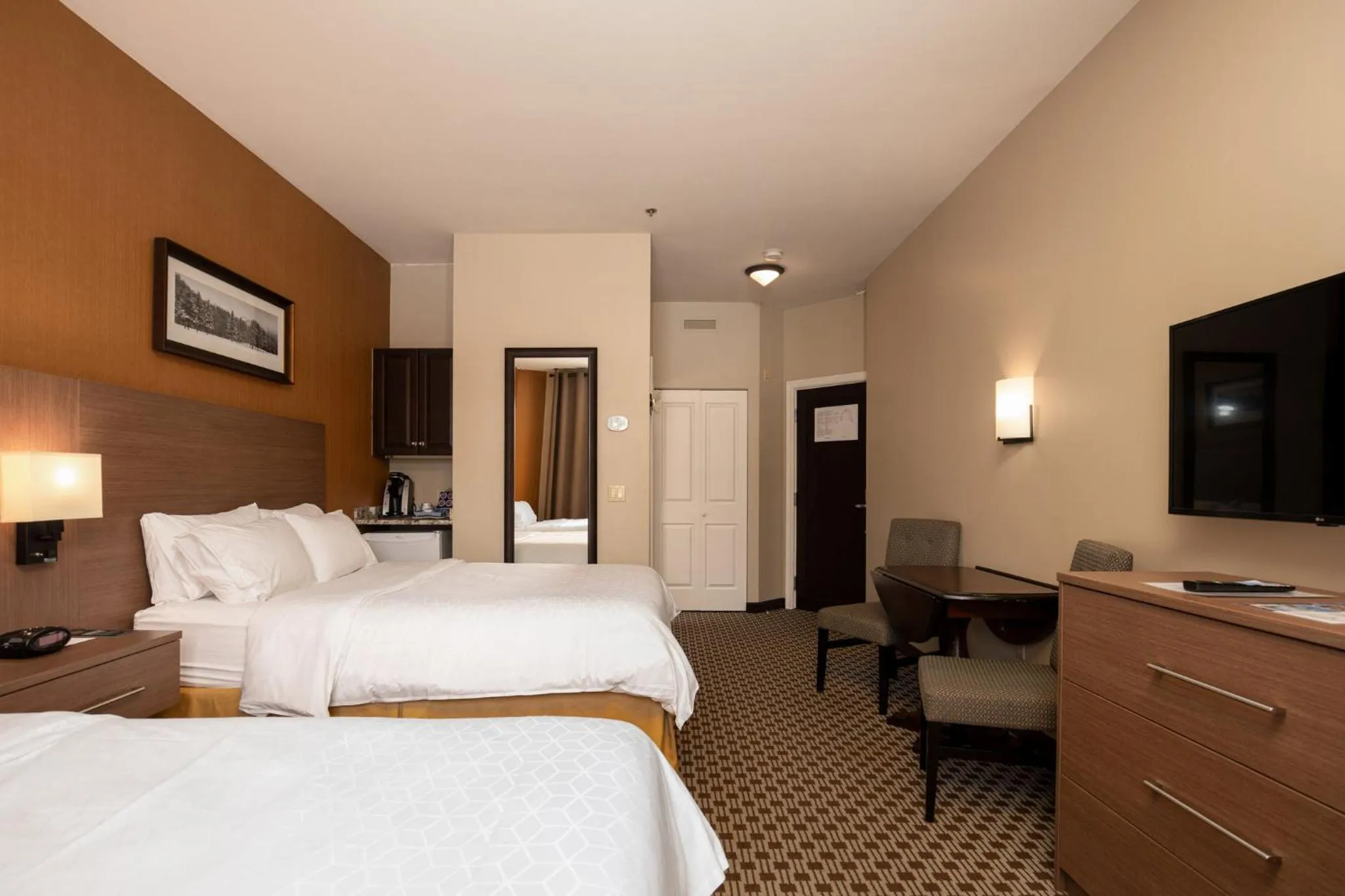 Photo of the whole room, Bed in Holiday Inn Express & Suites Tremblant by IHG