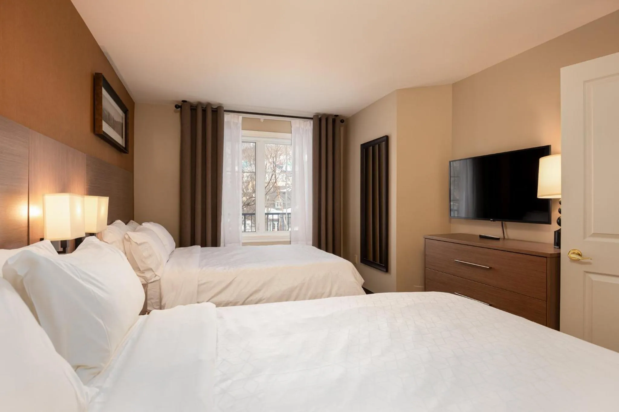 Photo of the whole room, Bed in Holiday Inn Express & Suites Tremblant by IHG