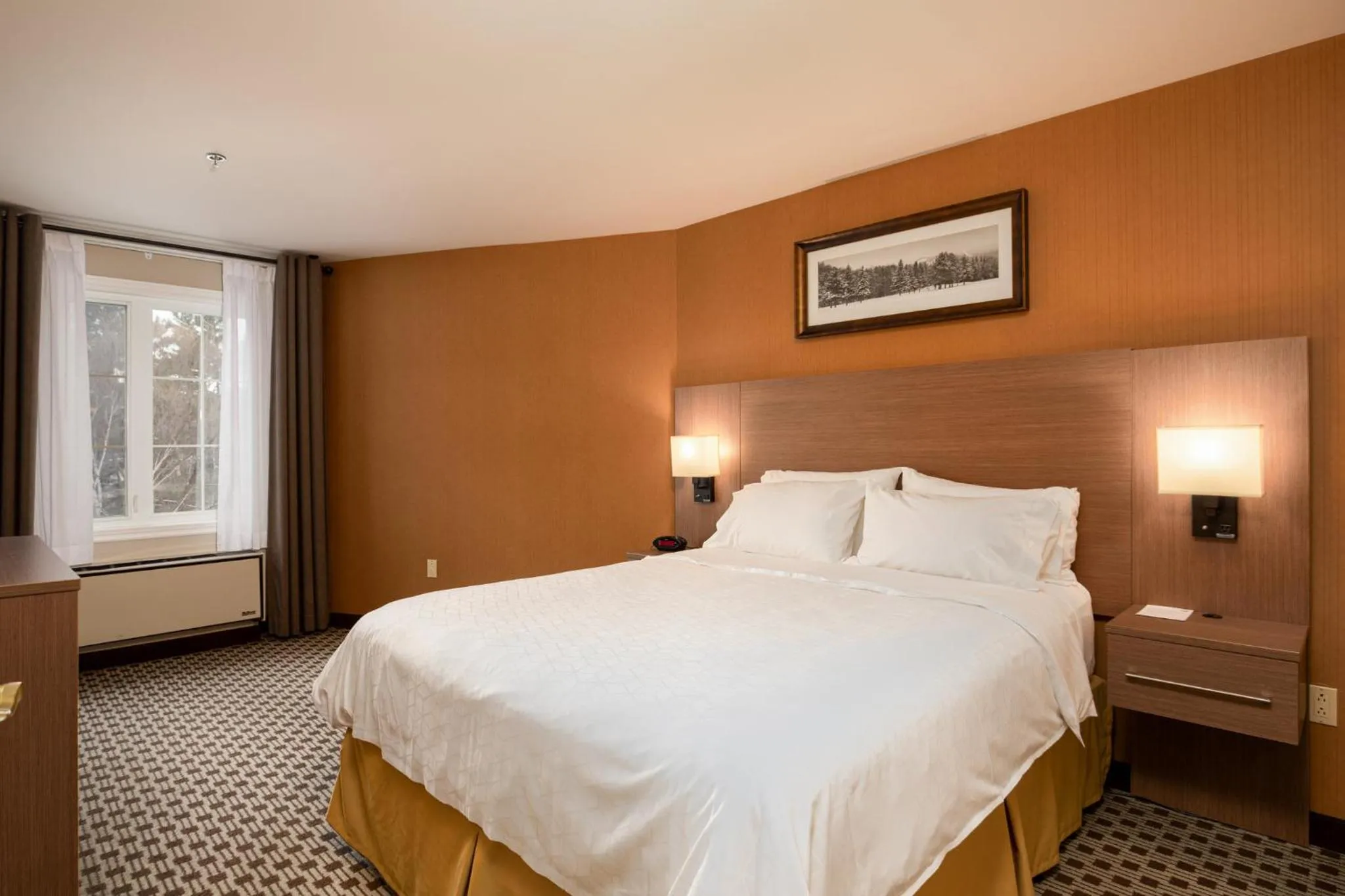 Photo of the whole room, Bed in Holiday Inn Express & Suites Tremblant by IHG