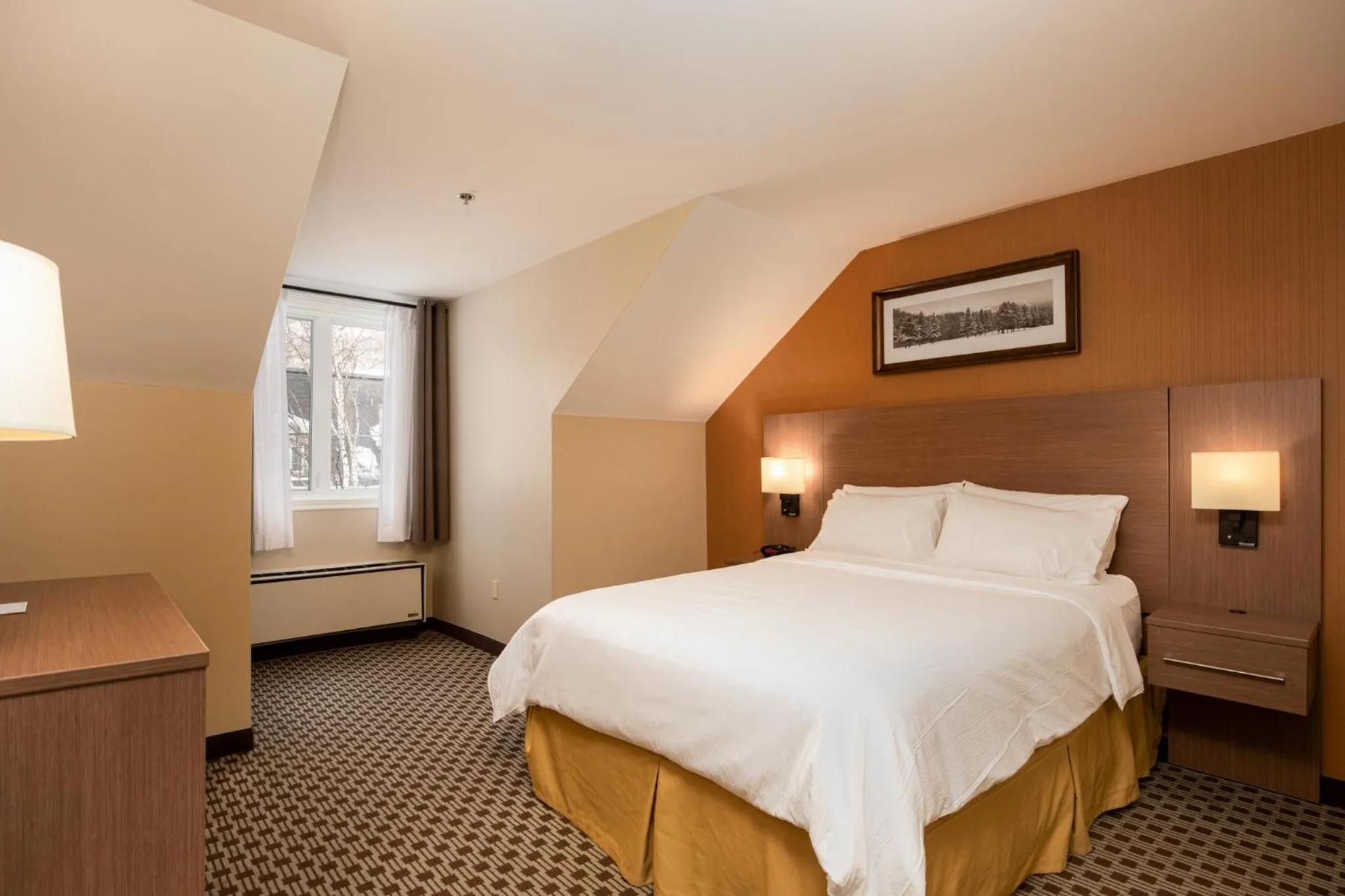 Photo of the whole room, Bed in Holiday Inn Express & Suites Tremblant by IHG