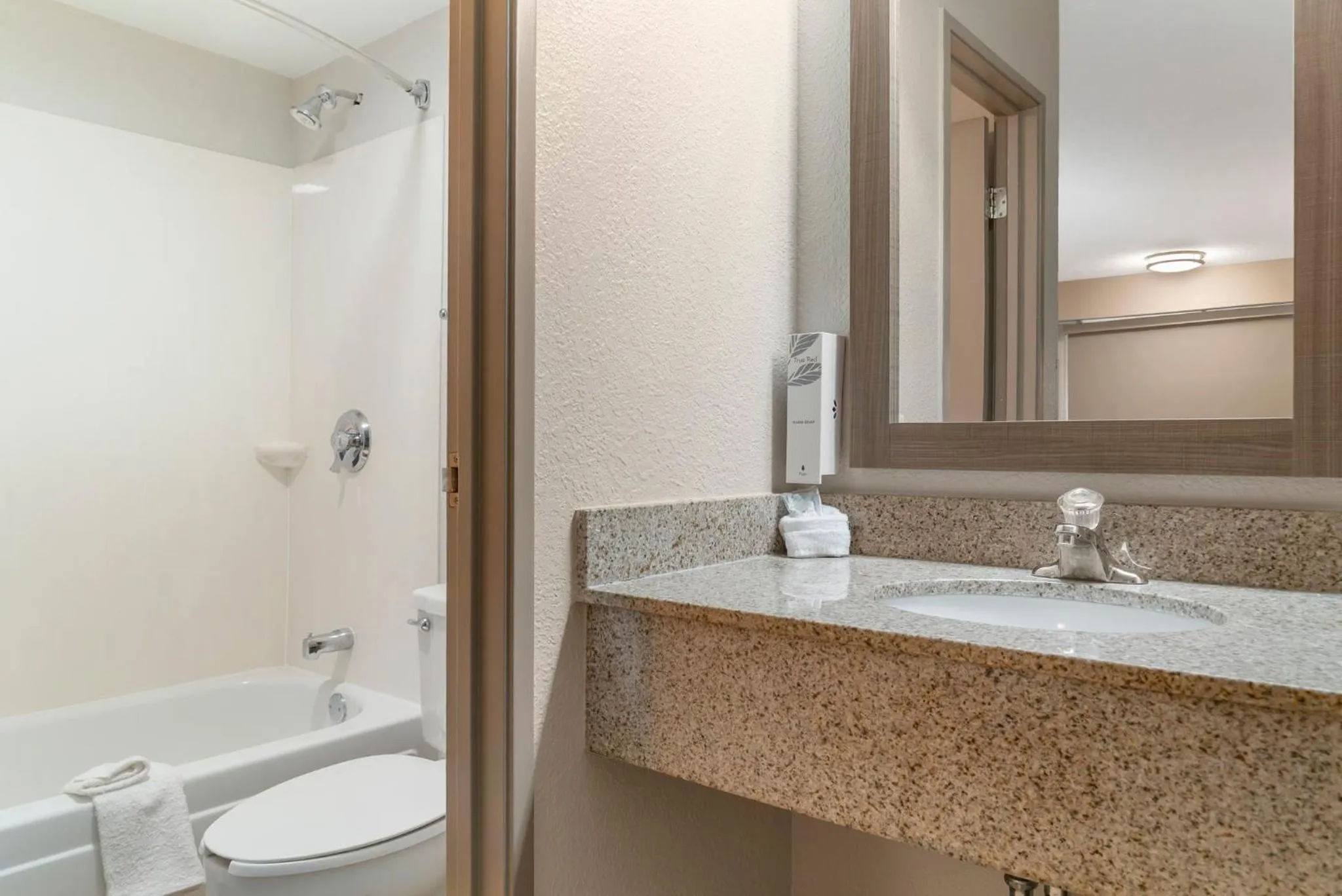 Bathroom in Red Roof Inn Detroit-Rochester Hills/ Auburn Hills