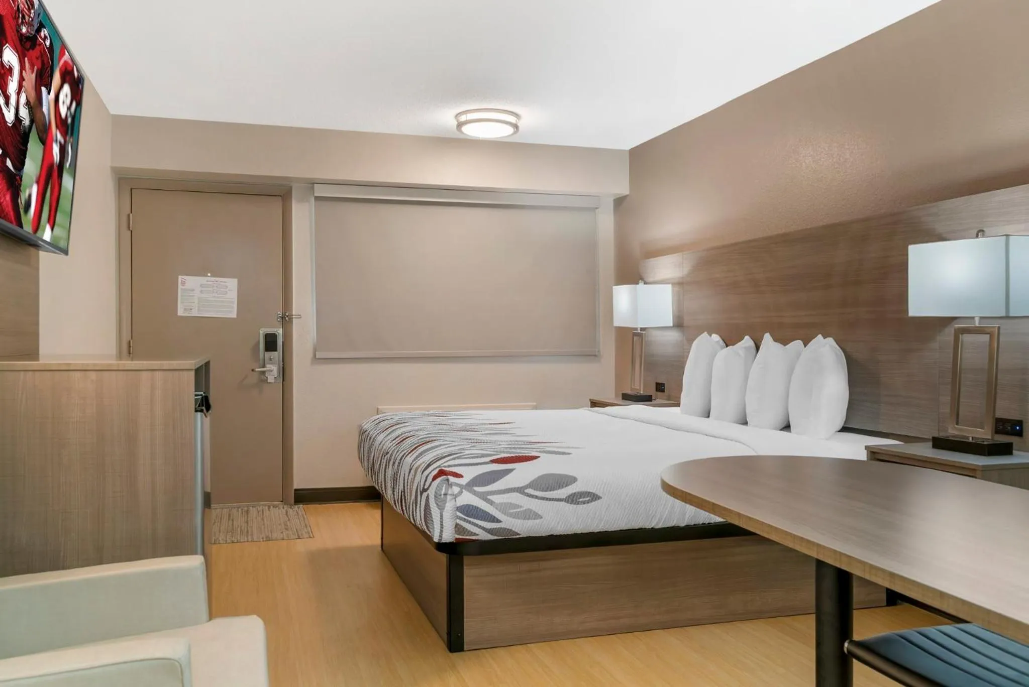 Photo of the whole room, Bed in Red Roof Inn Detroit-Rochester Hills/ Auburn Hills