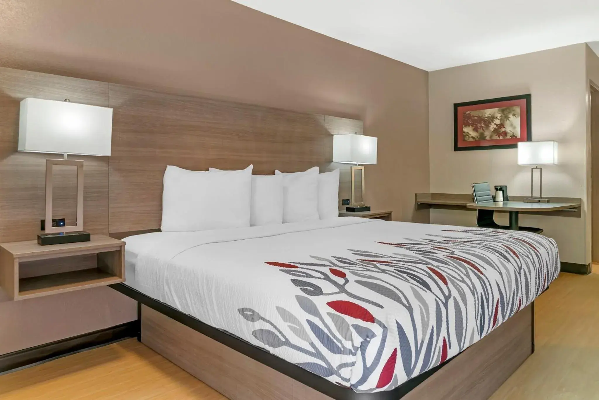 Superior King Room Smoke Free in Red Roof Inn Detroit-Rochester Hills/ Auburn Hills Superior King Room Smoke Free in Red Roof Inn Detroit-Rochester Hills/ Auburn Hills