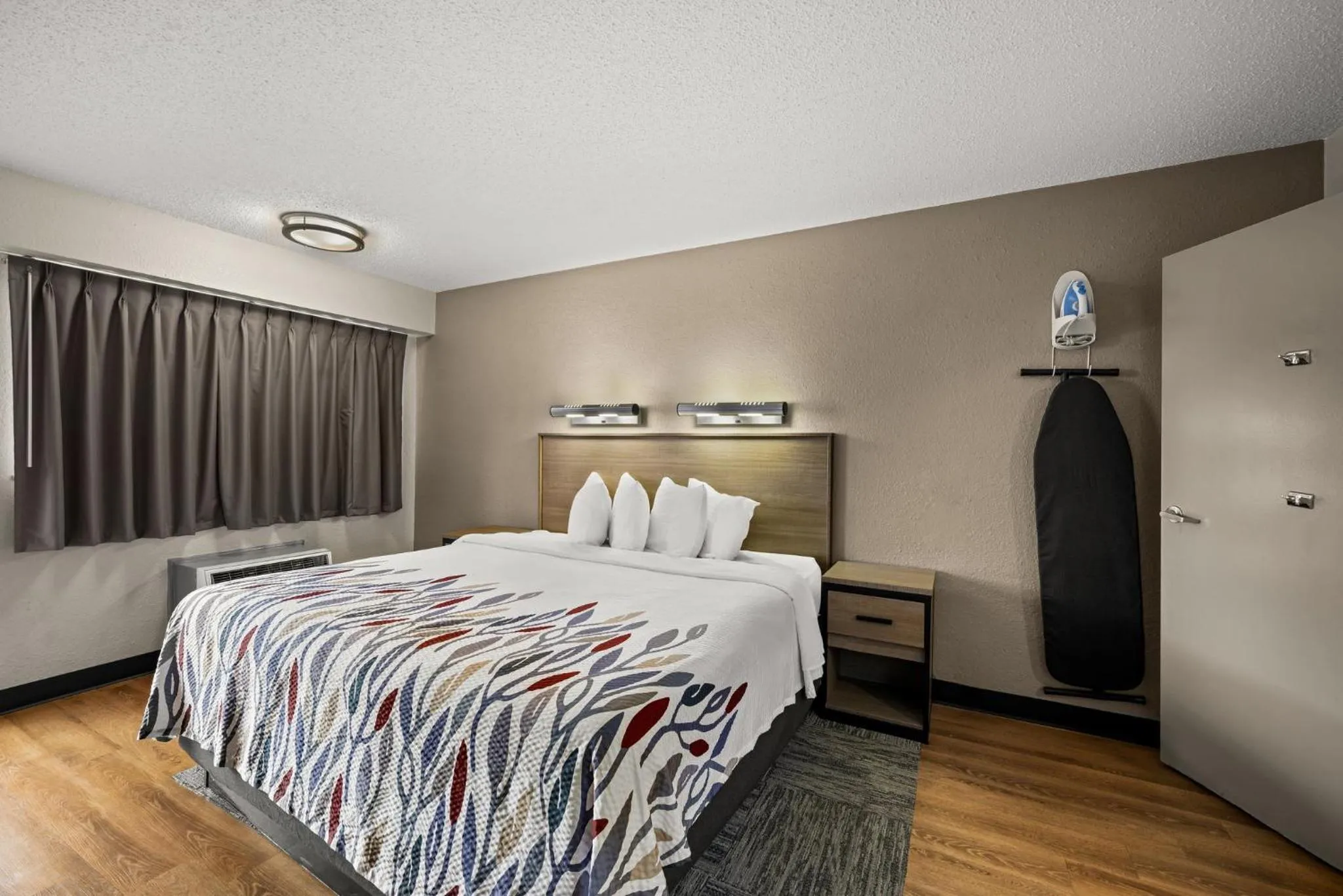 Photo of the whole room, Bed in Red Roof Inn Detroit - Royal Oak/Madison Heights