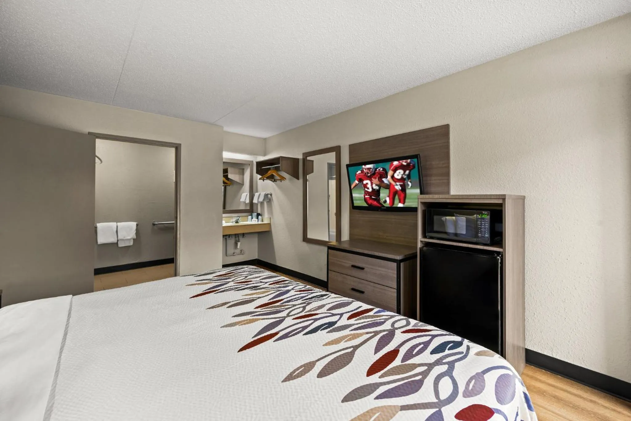 Photo of the whole room, Bed in Red Roof Inn Detroit - Royal Oak/Madison Heights