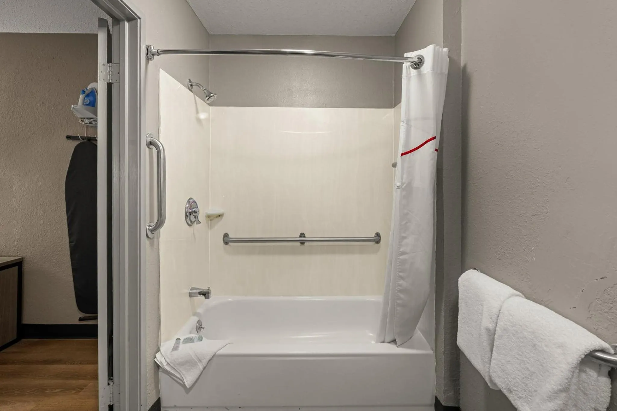 Bathroom in Red Roof Inn Detroit - Royal Oak/Madison Heights