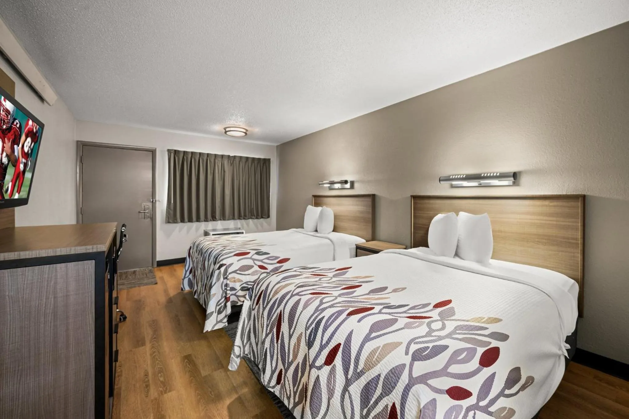 Photo of the whole room, Bed in Red Roof Inn Detroit - Royal Oak/Madison Heights