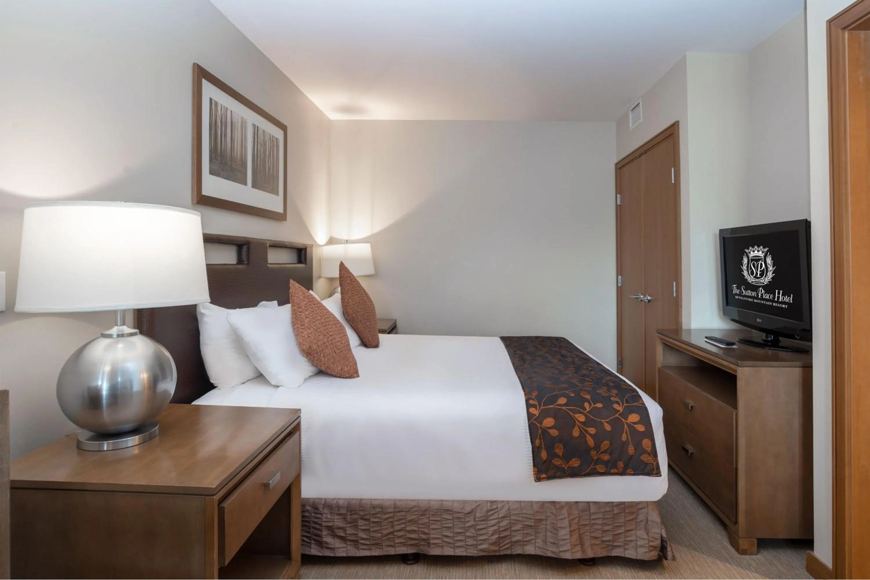 Photo of the whole room, Bed in Sutton Place Hotel Revelstoke Mountain Resort