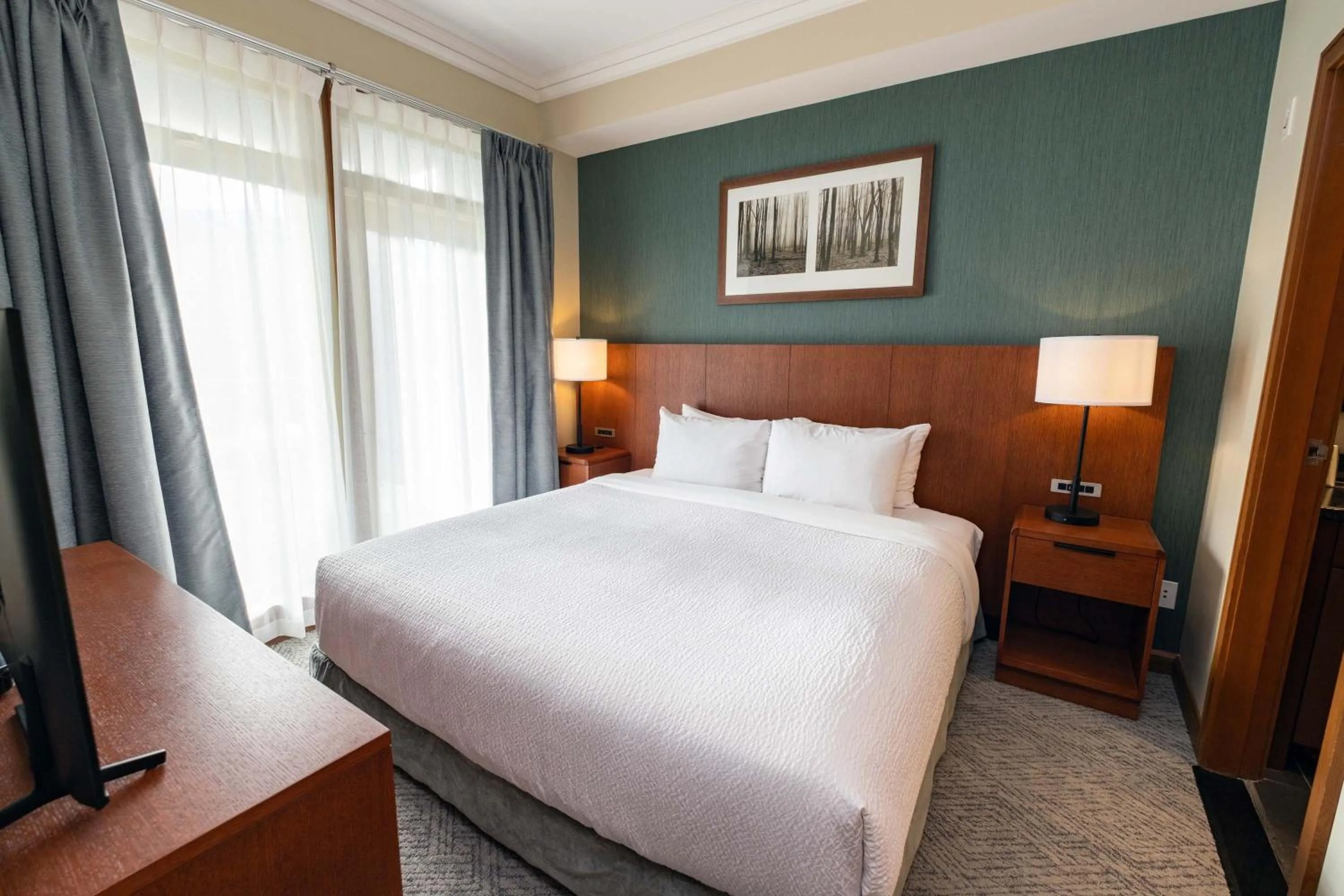 Photo of the whole room, Bed in Sutton Place Hotel Revelstoke Mountain Resort