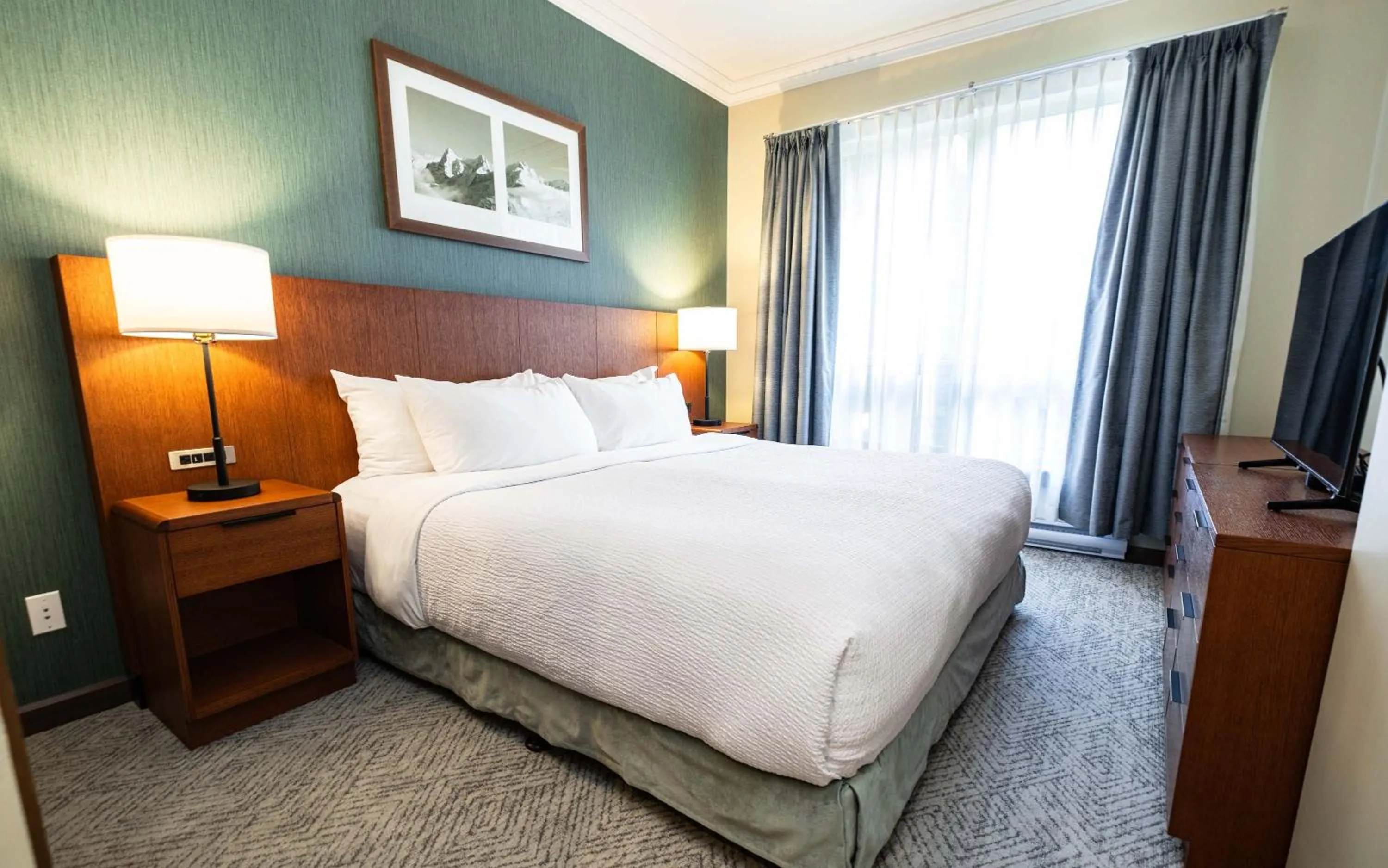 Photo of the whole room, Bed in Sutton Place Hotel Revelstoke Mountain Resort