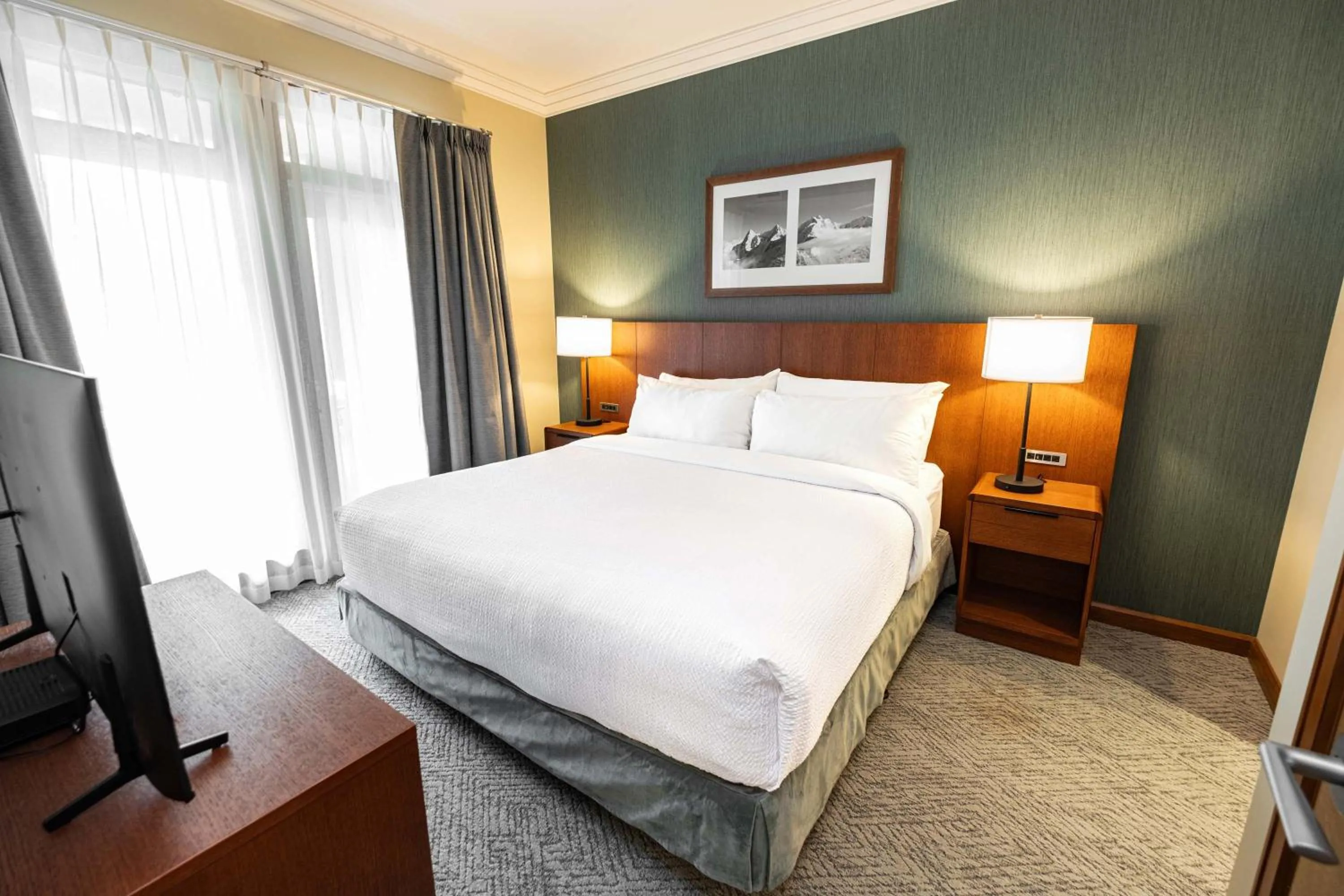 Photo of the whole room, Bed in Sutton Place Hotel Revelstoke Mountain Resort