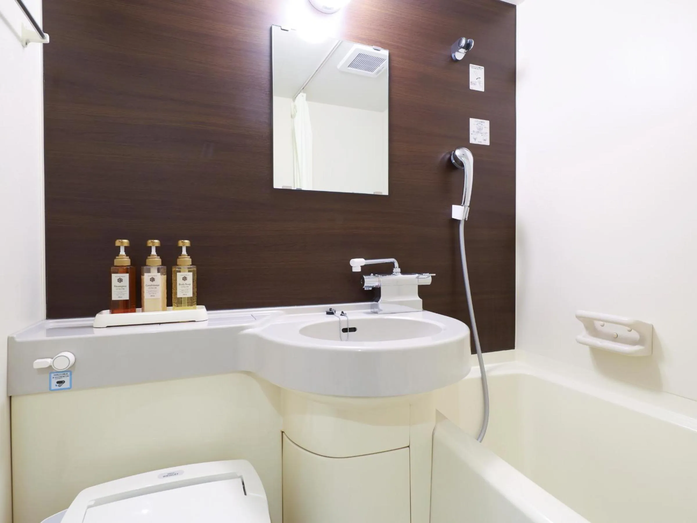 Bathroom in Tennen Onsen Taho-no-Yu Dormy Inn Niigata