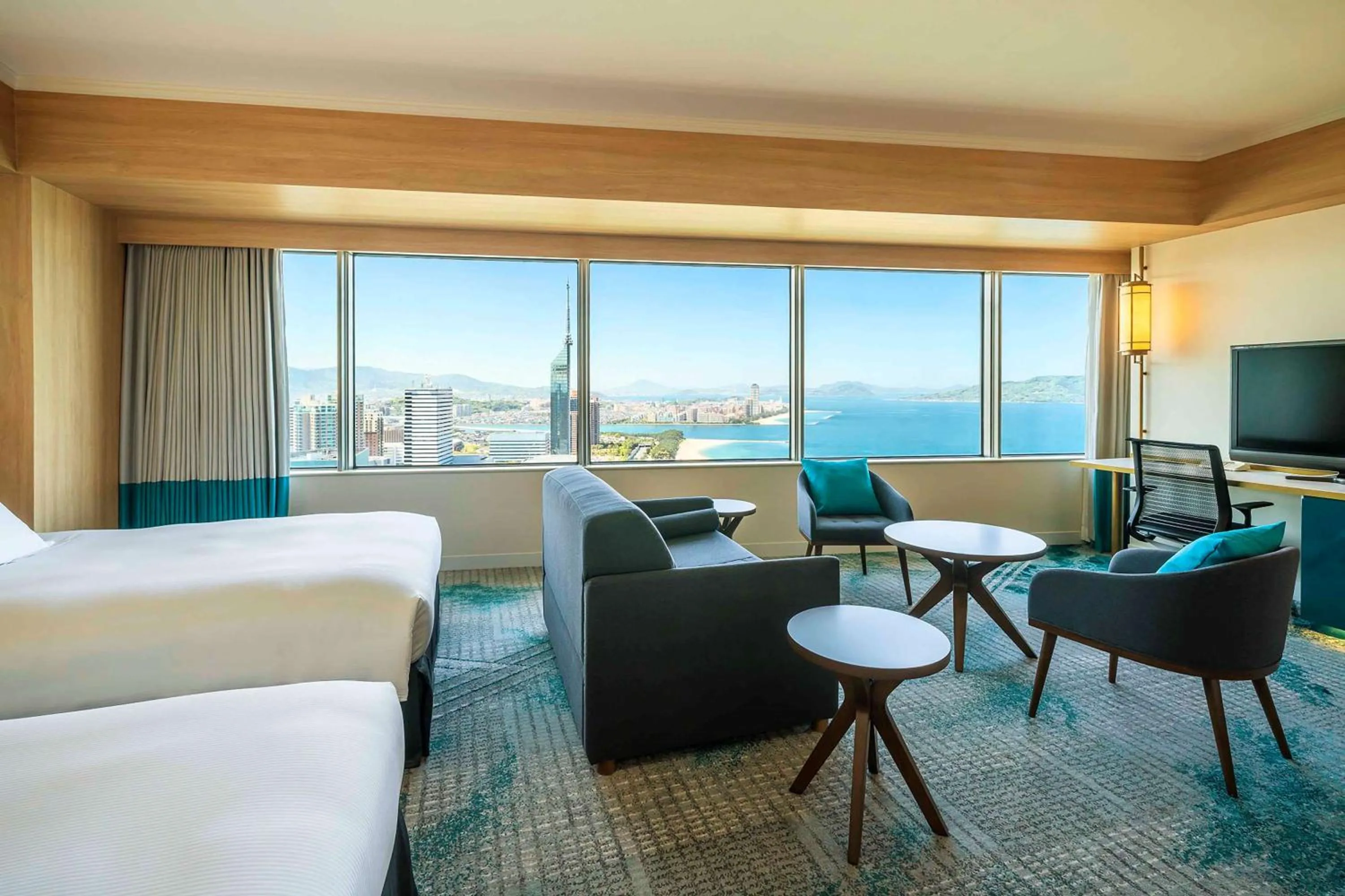 Living room, Bed in Hilton Fukuoka Sea Hawk