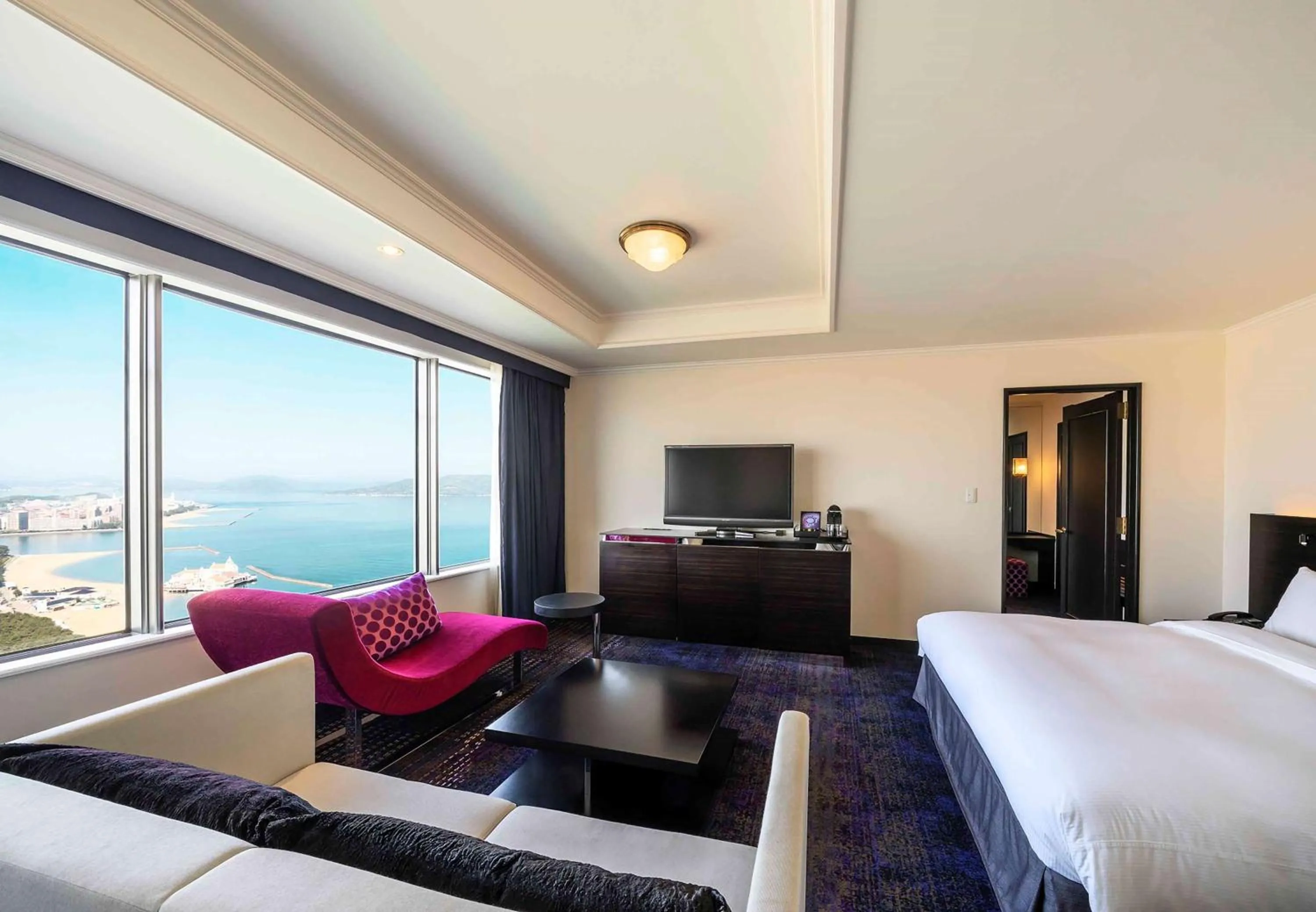 Bedroom, Bed in Hilton Fukuoka Sea Hawk