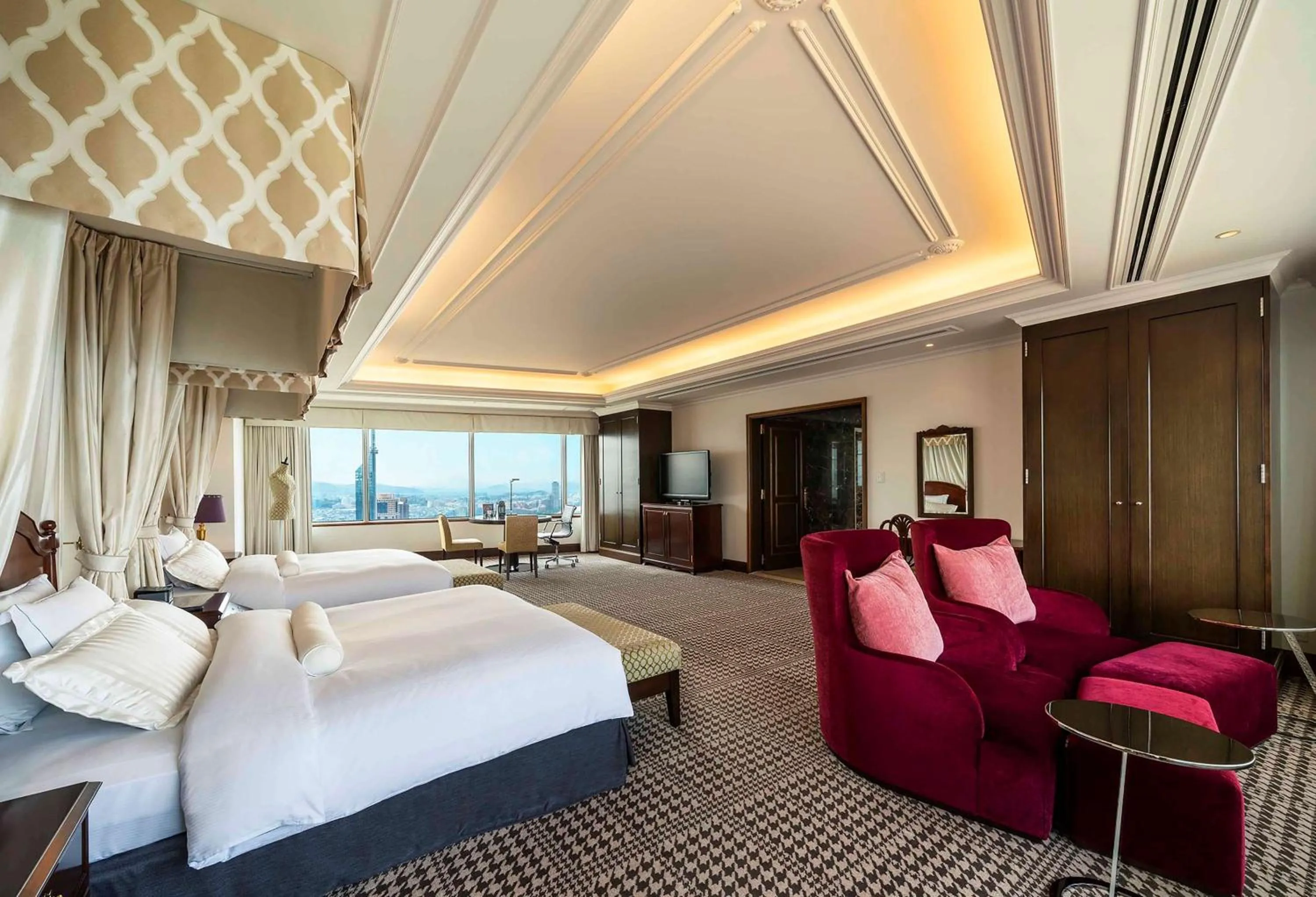 Living room, Bed in Hilton Fukuoka Sea Hawk