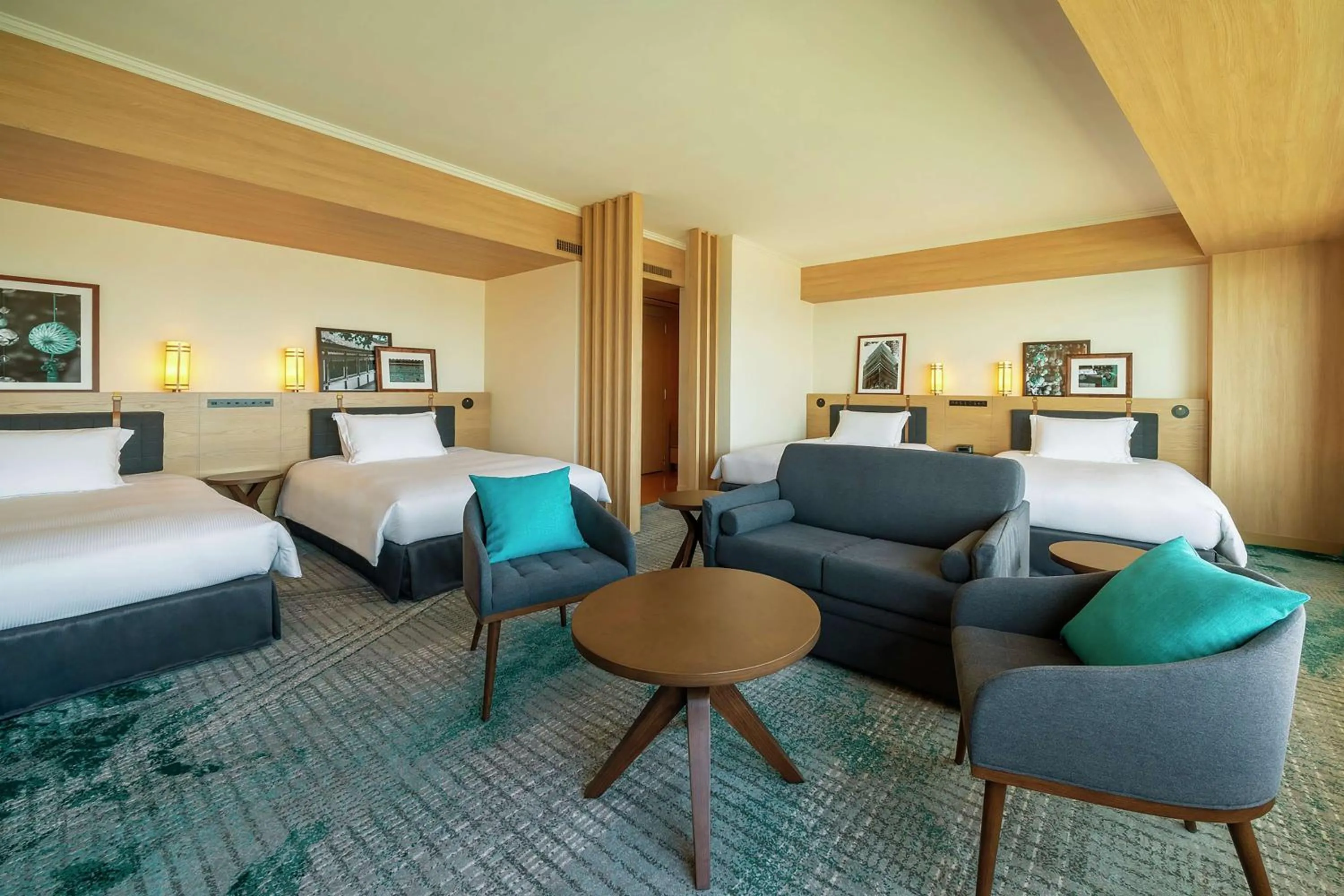 Living room, Bed in Hilton Fukuoka Sea Hawk