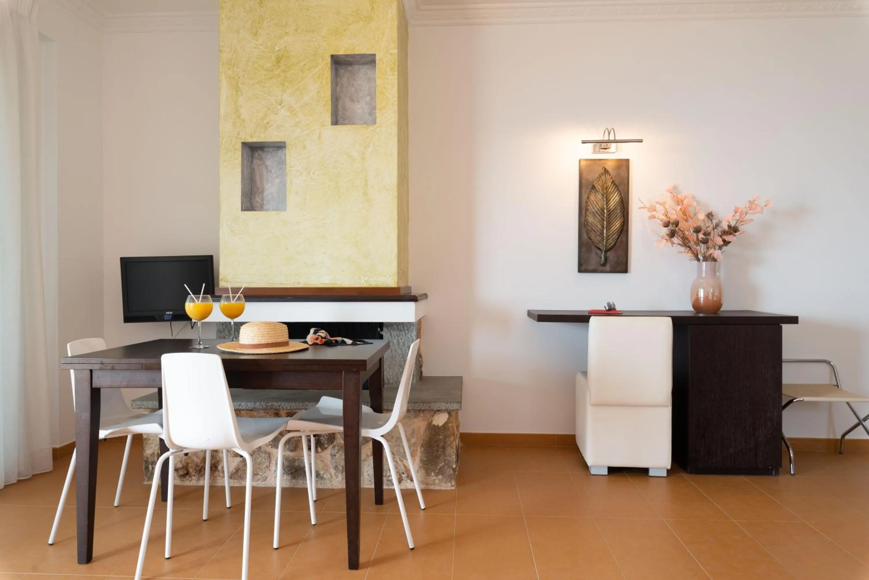 Dining area in 3Aktes Suites & Studios